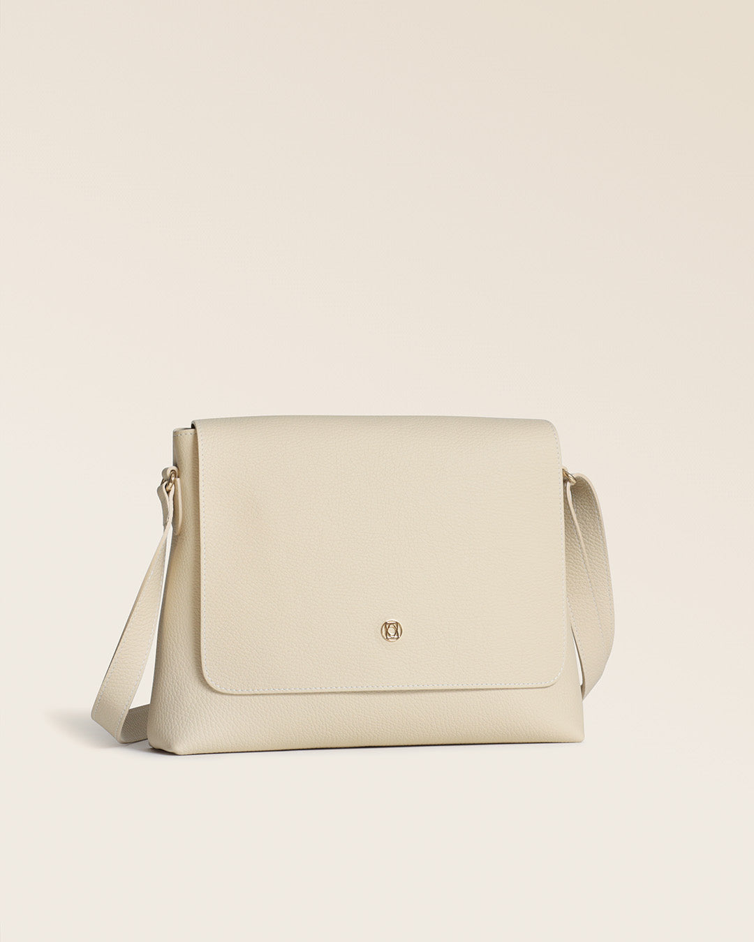 Notre sac Gwenn Renouard en cuir façon vigogne crème, vu de quart en studio.