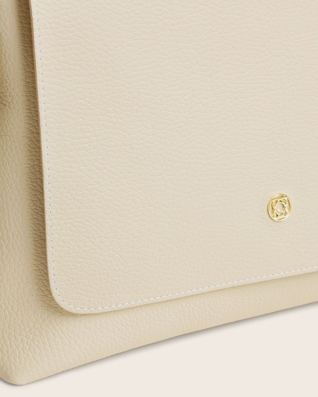 Notre sac Gwenn Renouard en cuir façon vigogne crème, vu de près en studio.