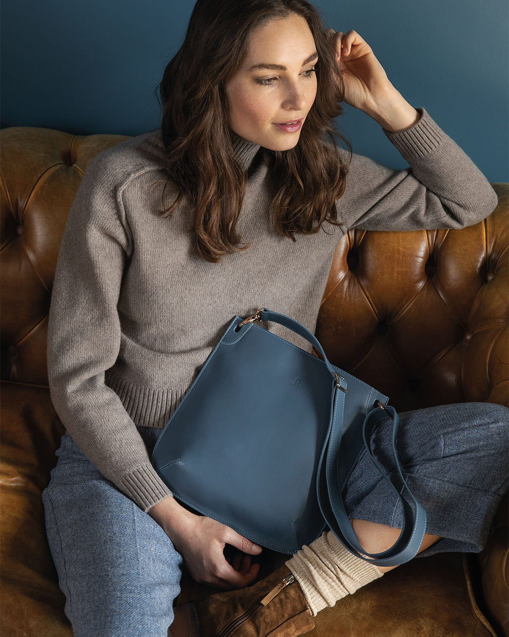 Notre sac Harnais Renouard en cuir vintage jean, vu porté par notre mannequin.
