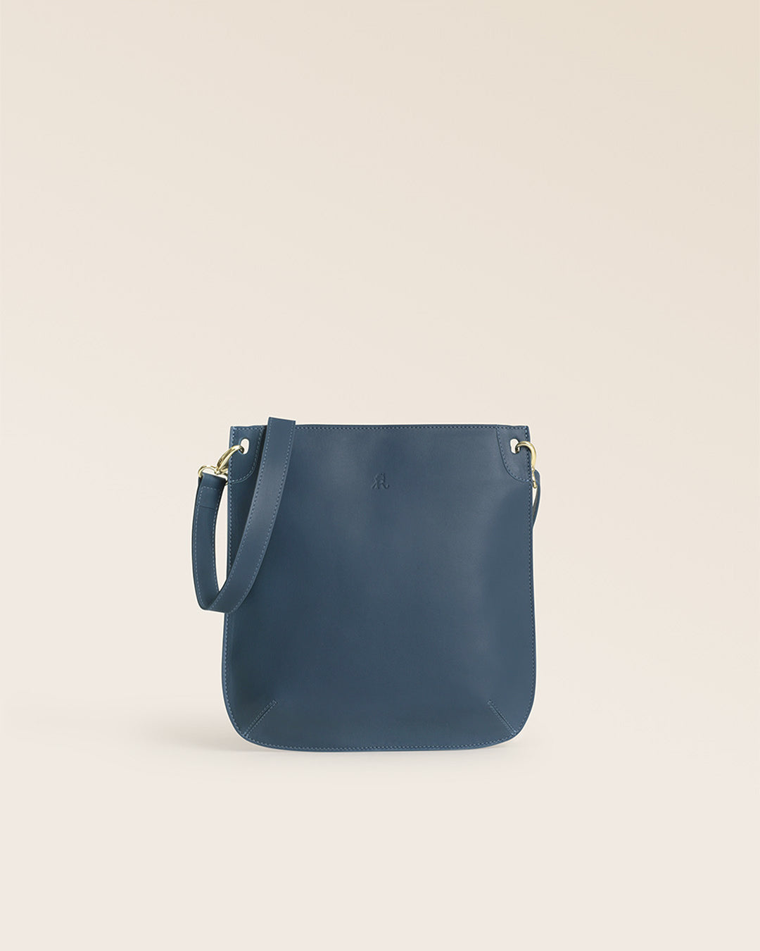 Notre sac Harnais Renouard en cuir vintage jean, vu de face en studio.