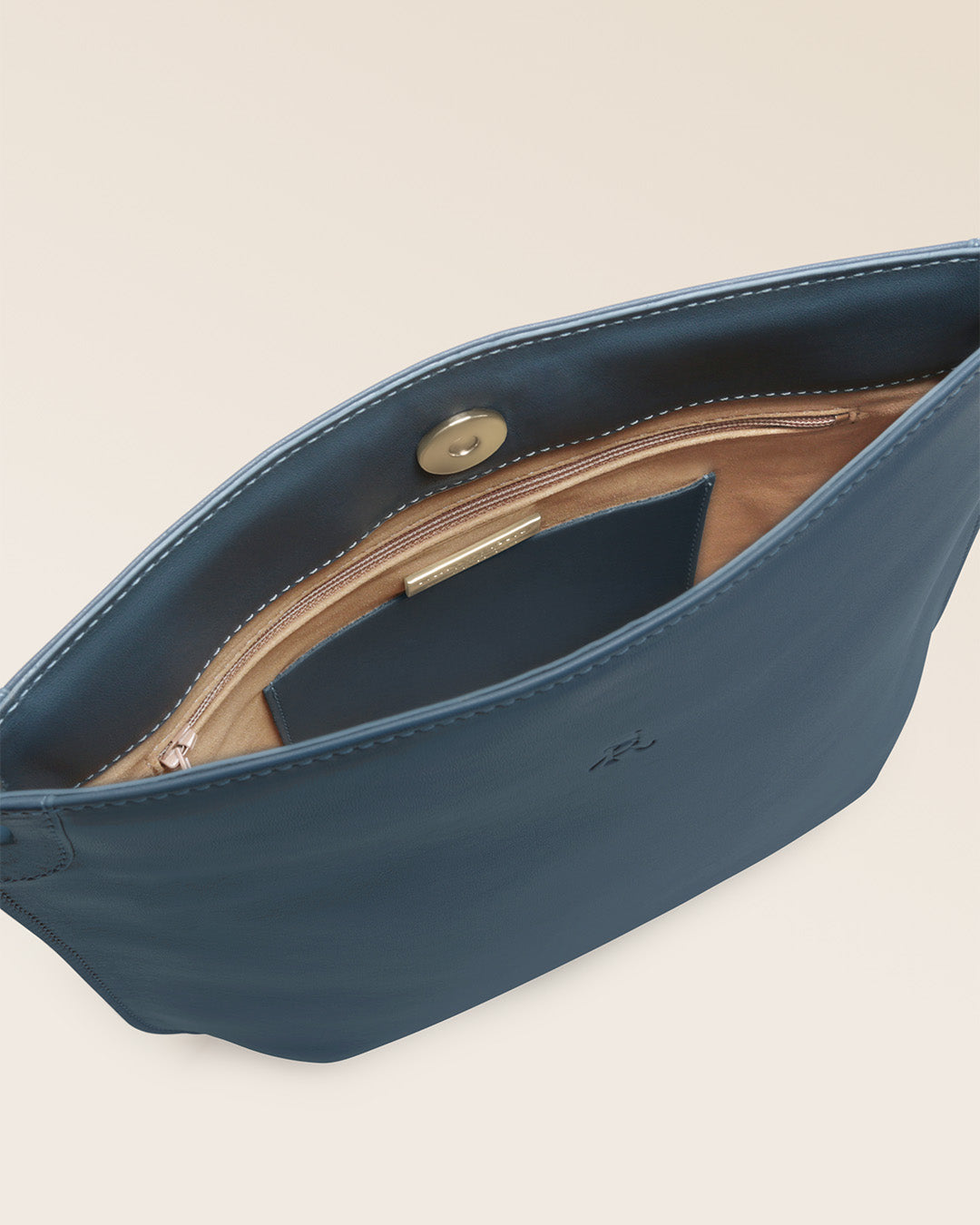 Notre sac Harnais Renouard en cuir vintage jean, vu ouvert du dessus en studio.