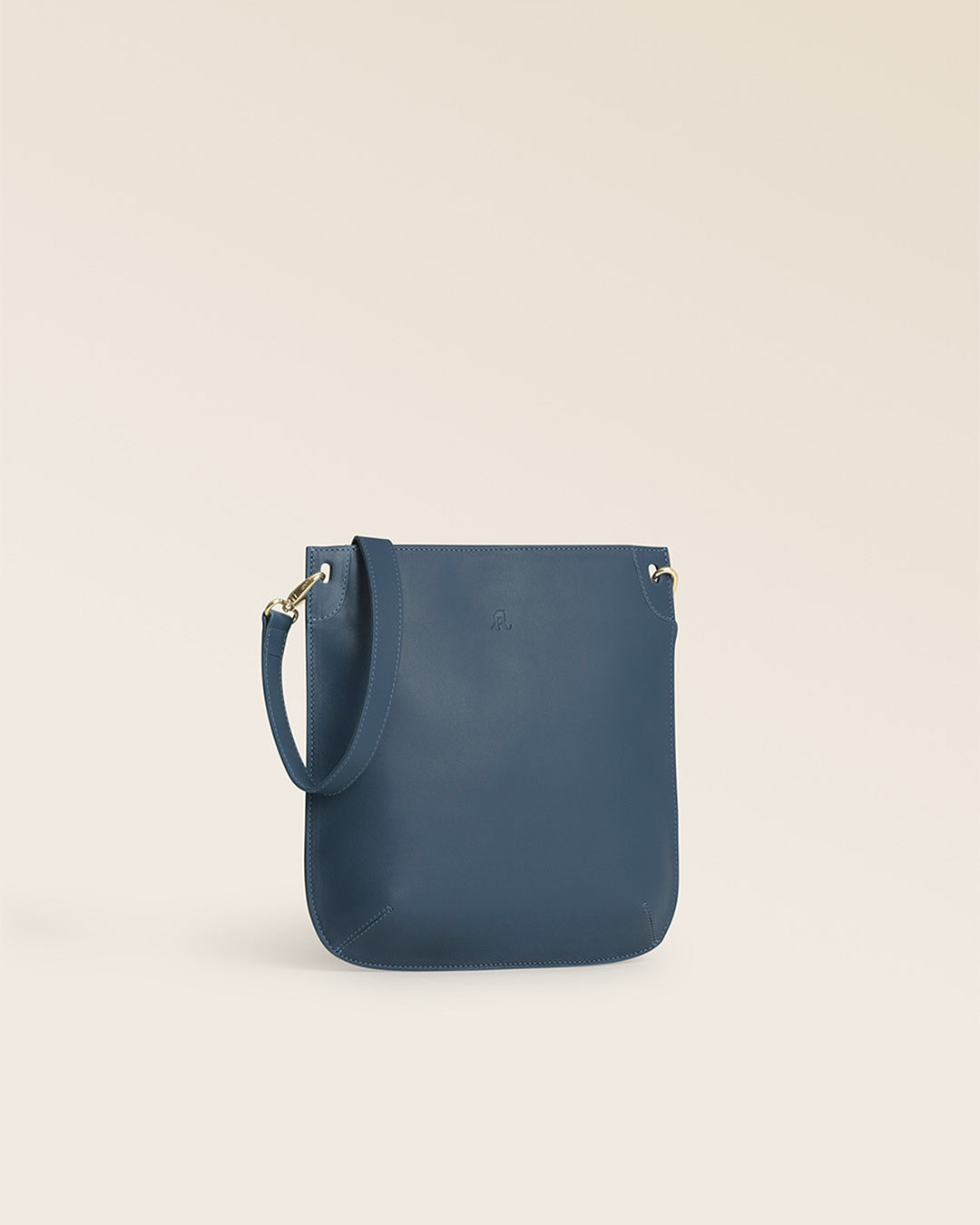 Notre sac Harnais Renouard en cuir vintage jean, vu de quart en studio.