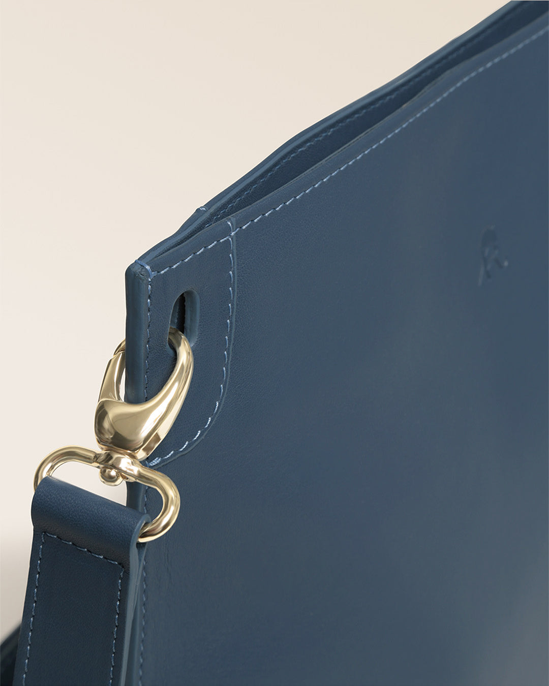 Notre sac Harnais Renouard en cuir vintage jean, vu de près en studio.