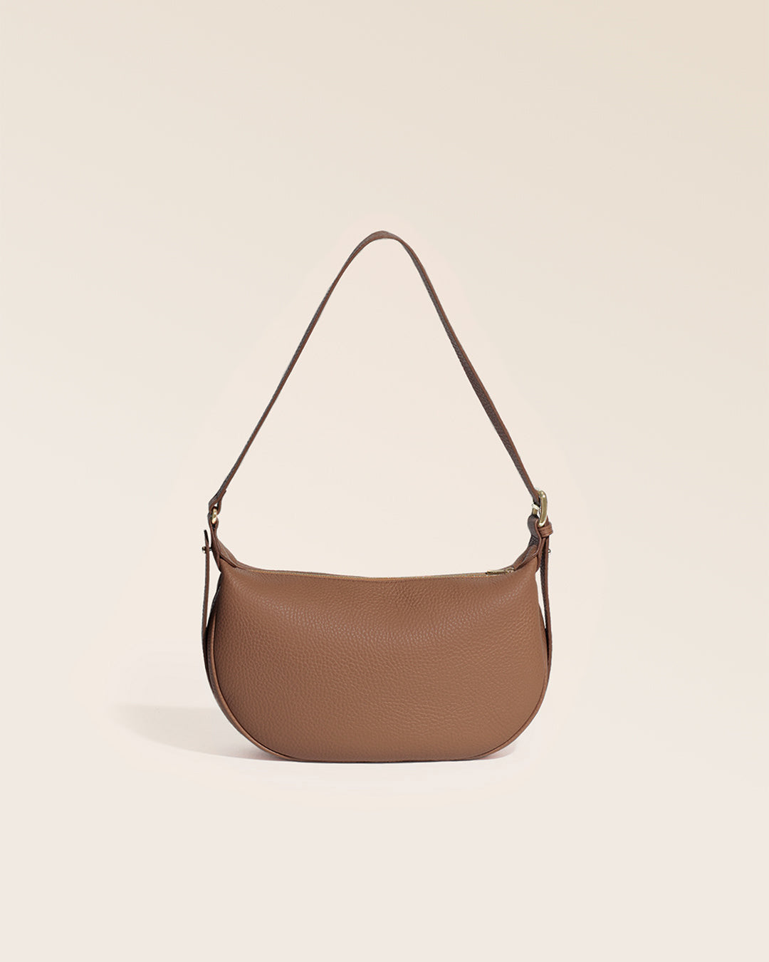 Notre sac Harper Renouard, en cuir façon vigogne fauve, vu de dos en studio.