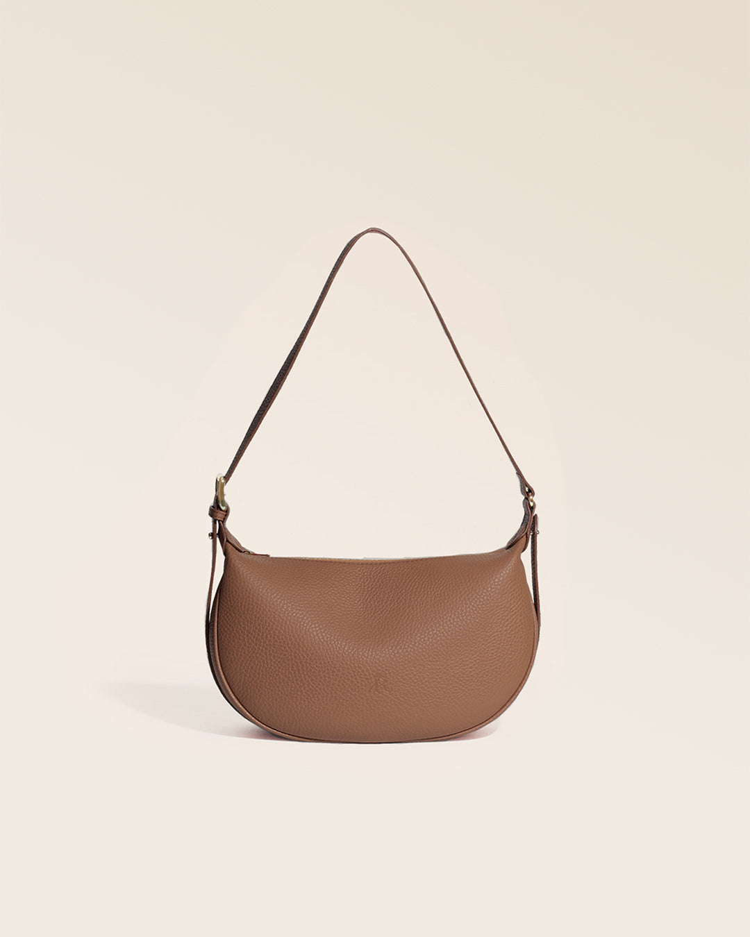 Notre sac Harper Renouard, en cuir façon vigogne fauve, vu de face en studio.
