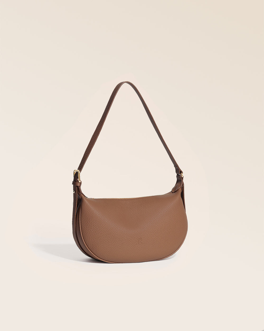 Notre sac Harper Renouard, en cuir façon vigogne fauve, vu de quart en studio.