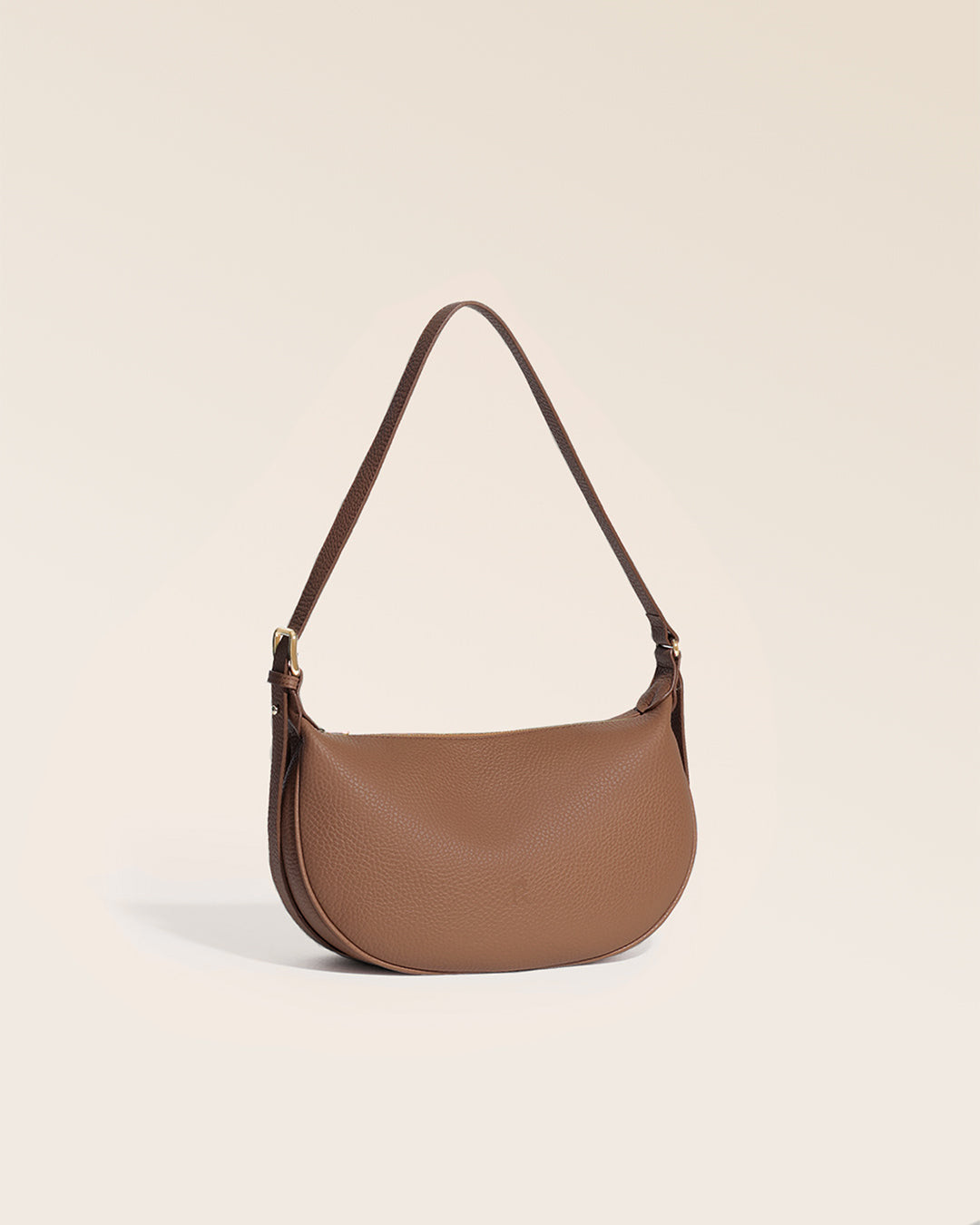 Notre sac Harper Renouard, en cuir façon vigogne fauve, vu de quart en studio.