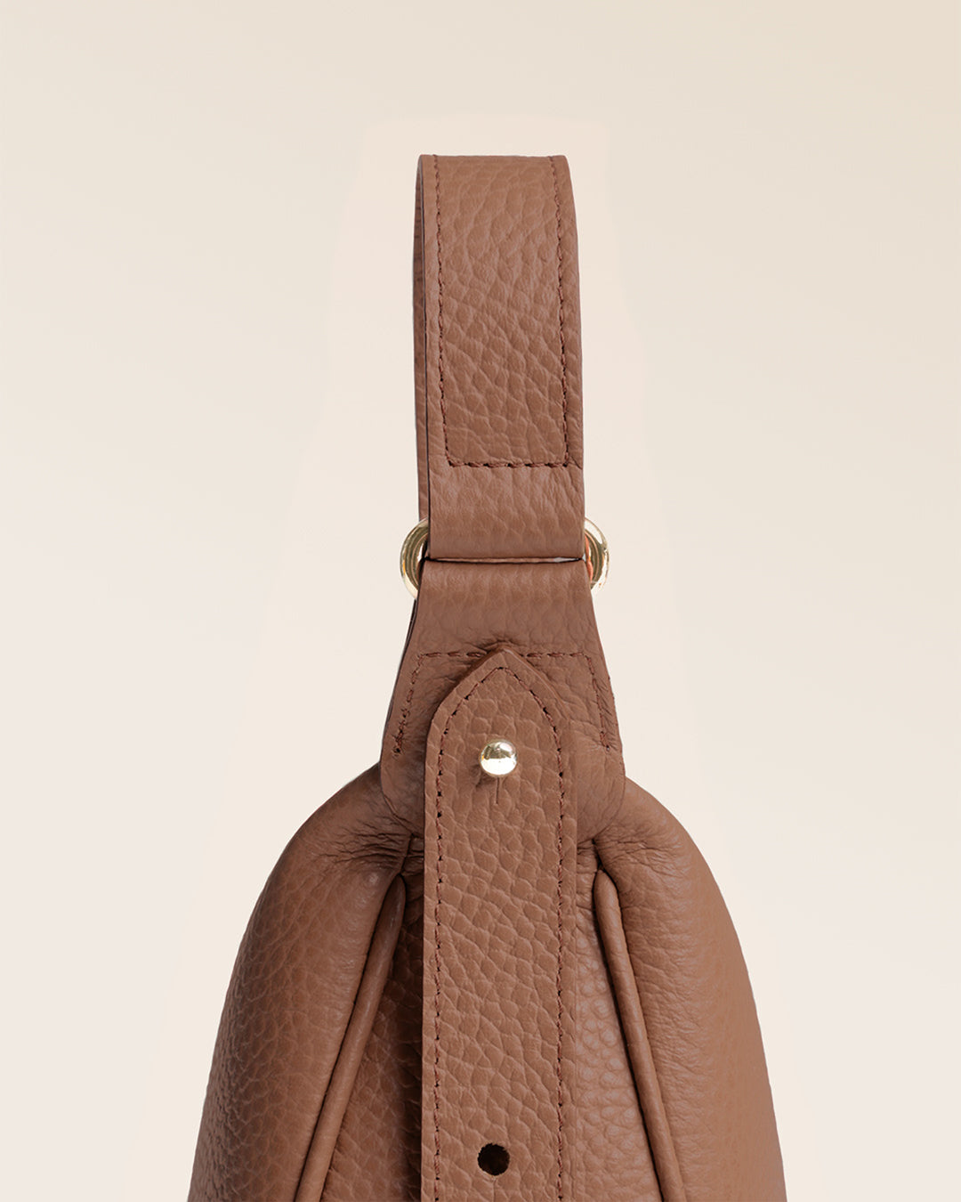 Notre sac Harper Renouard, en cuir façon vigogne fauve, vu en détail en studio.