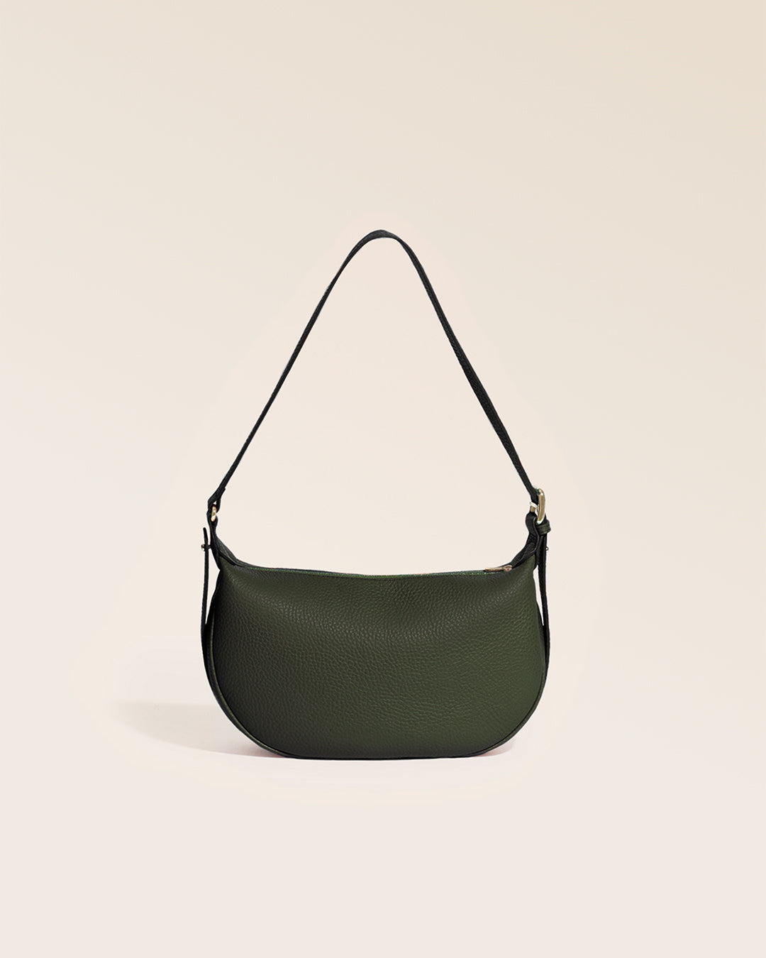 Notre sac Harper Renouard en cuir façon vigogne kaki, vu de dos en studio.
