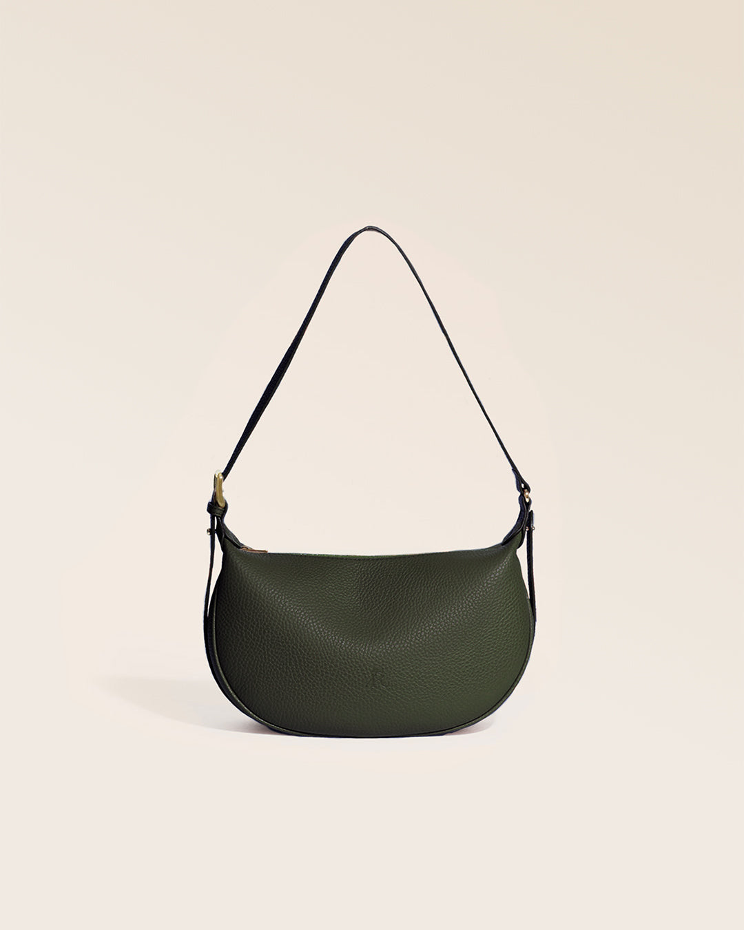 Notre sac Harper Renouard en cuir façon vigogne kaki, vu de face en studio.