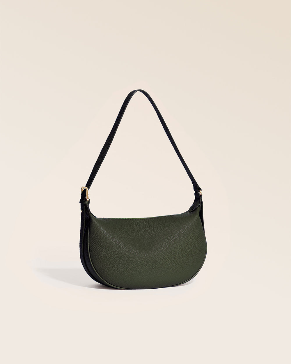 Notre sac Harper Renouard en cuir façon vigogne kaki, vu de quart en studio.