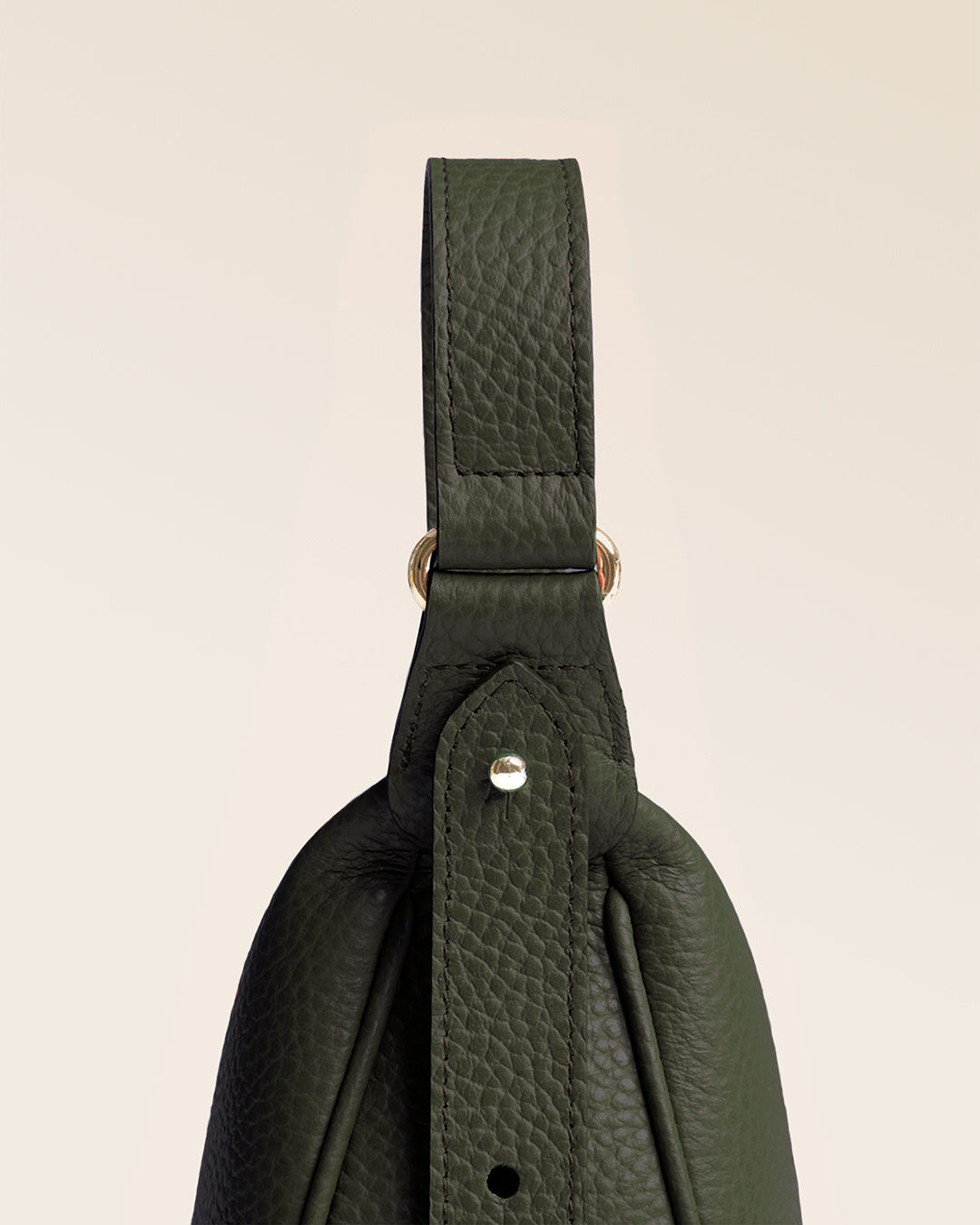 Notre sac Harper Renouard en cuir façon vigogne kaki, vu de près en studio.