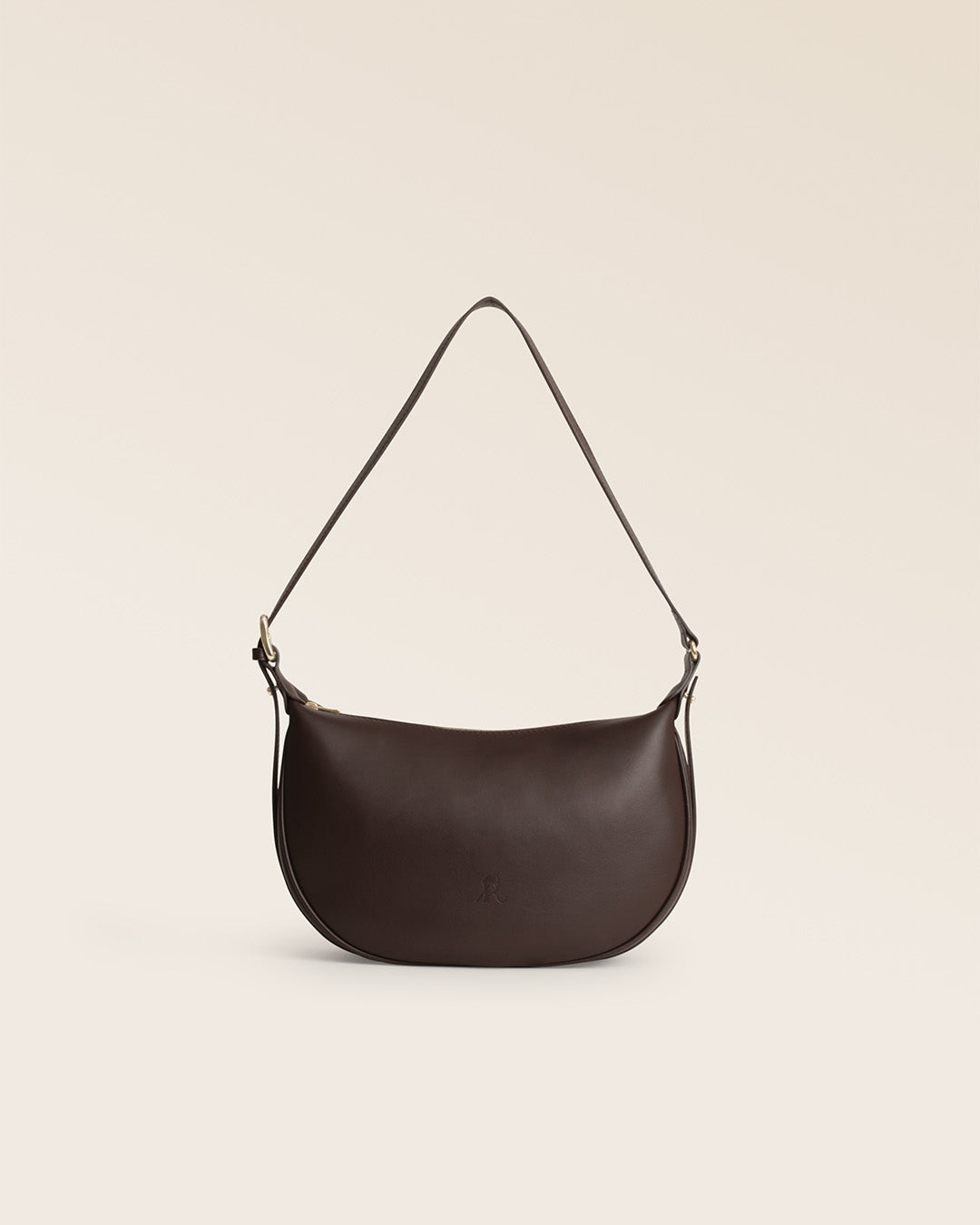 Notre sac Harper Renouard en cuir lisse ébène vu de face en studio.