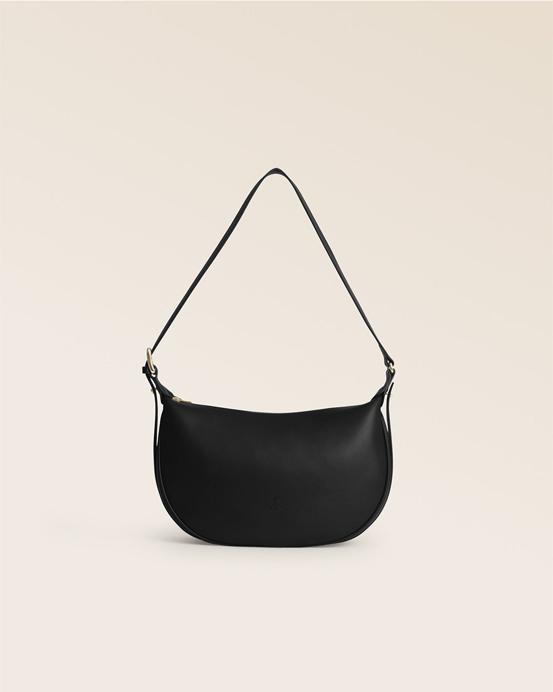 Notre sac Harper Renouard en cuir lisse noir, vu de face en studio.