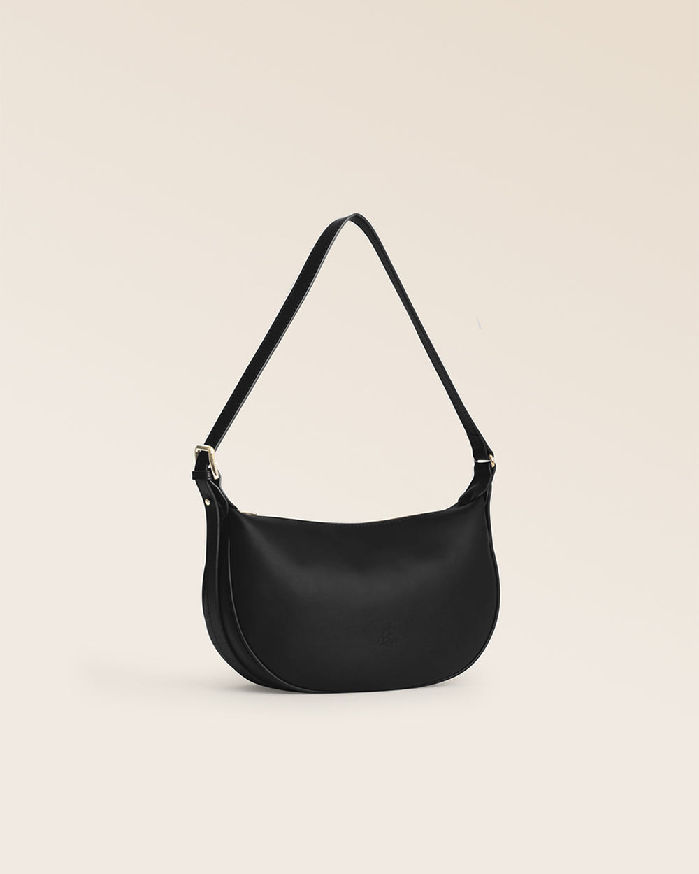 Notre sac Harper Renouard en cuir lisse noir, vu de quart en studio.