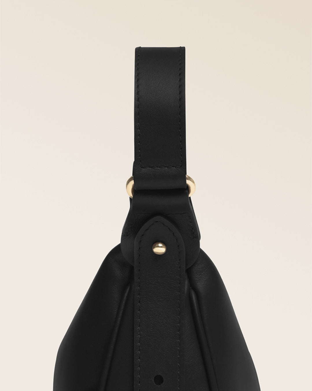 Notre sac Harper Renouard en cuir lisse noir, vu de près en studio.