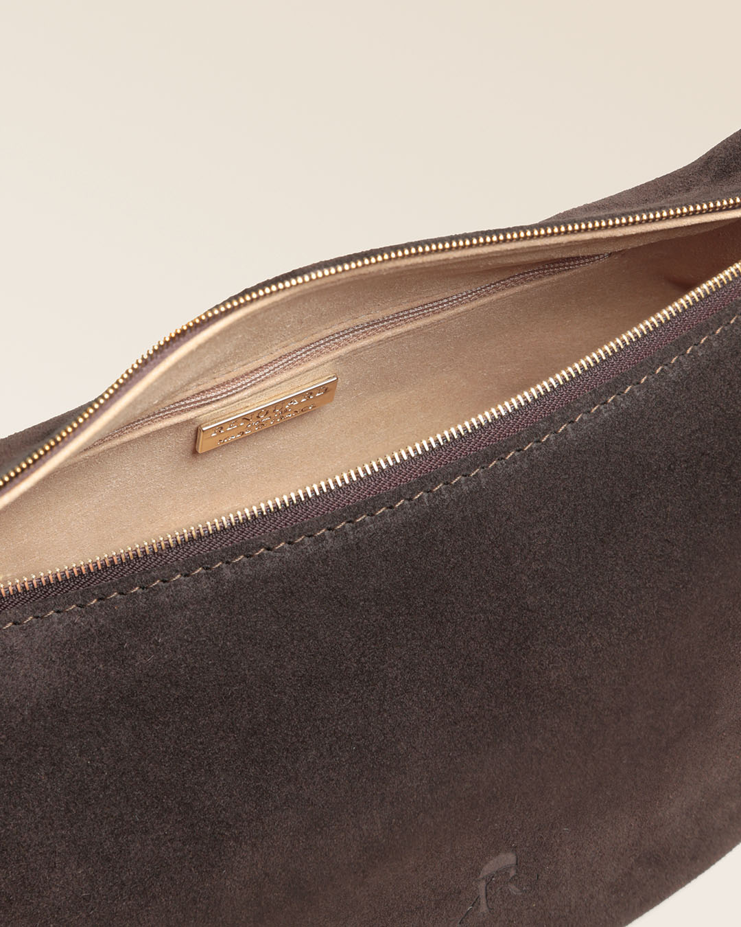 Le sac Harper Renouard en cuir veau velours espresso et cuir lisse ébène, vu ouvert en studio.