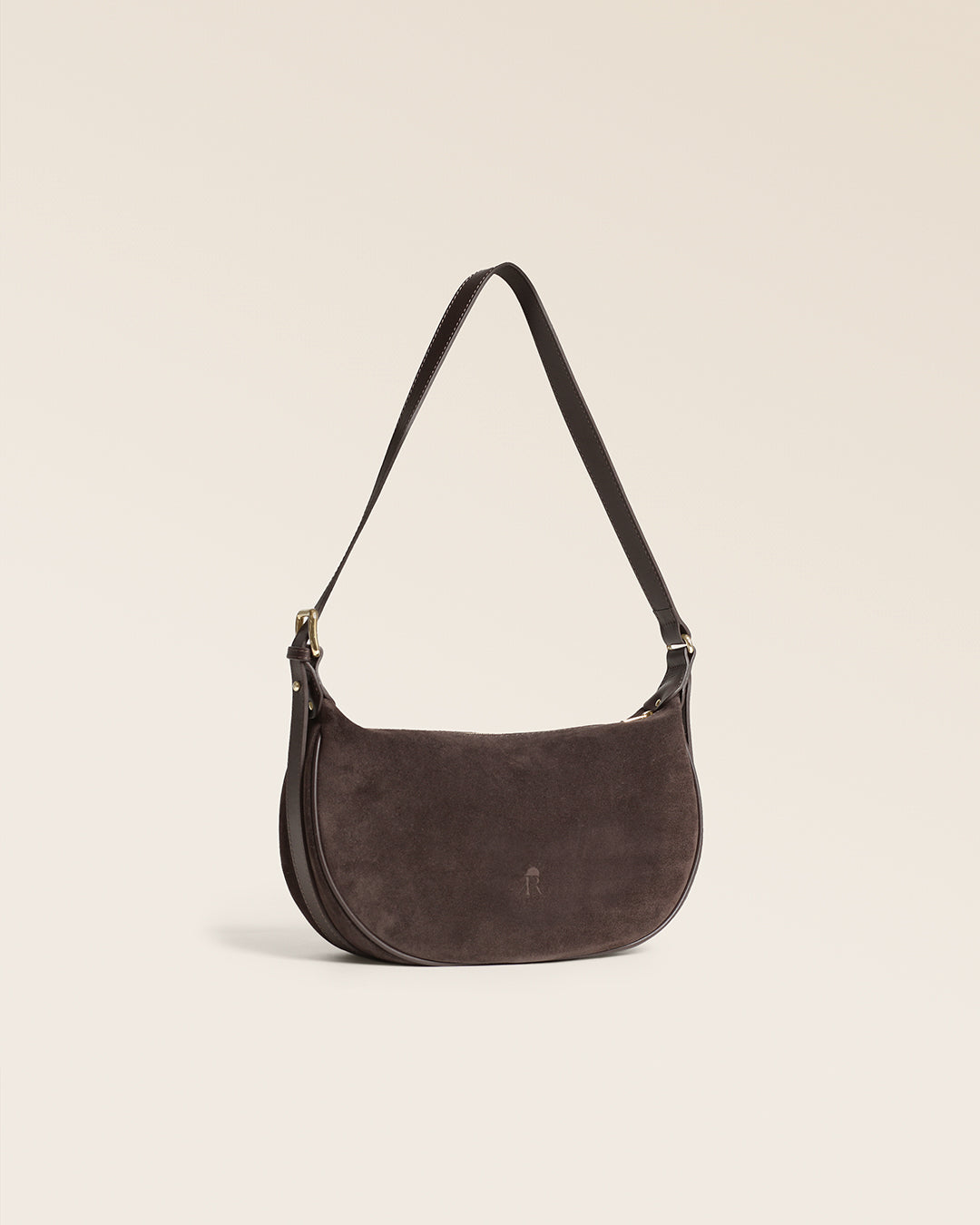 Le sac Harper Renouard en cuir veau velours espresso et cuir lisse ébène, vu de quart en studio.