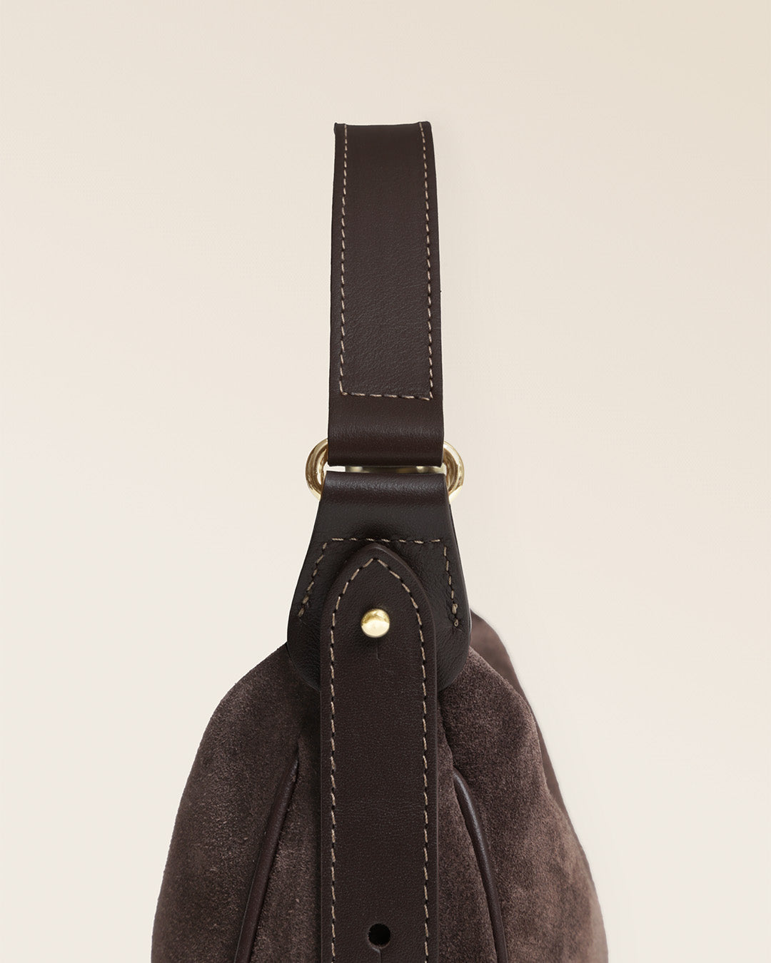 Le sac Harper Renouard en cuir veau velours espresso et cuir lisse ébène, vu en détails en studio.