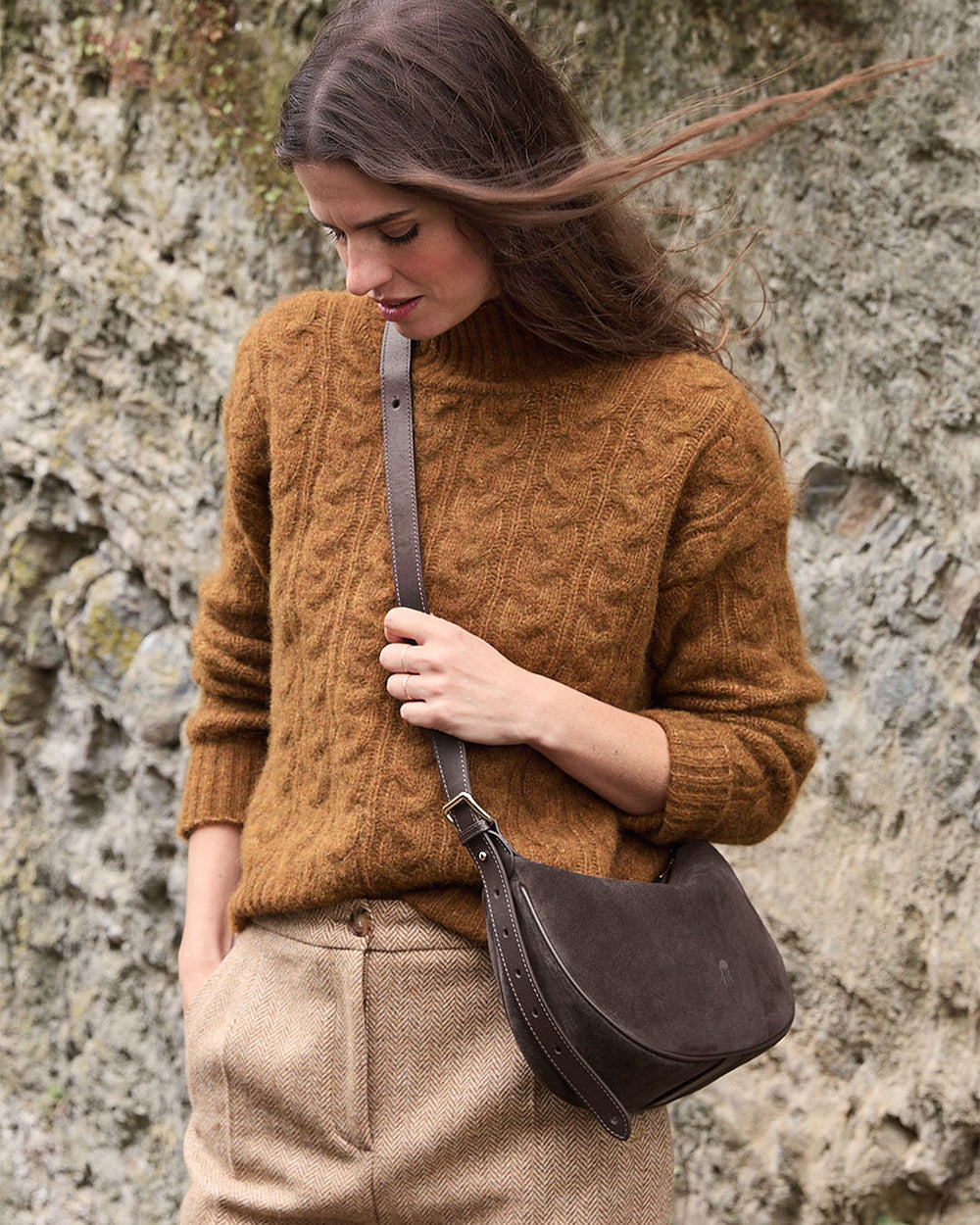Le sac Harper Renouard en cuir veau velours espresso et cuir lisse ébène, vu porté par notre mannequin.