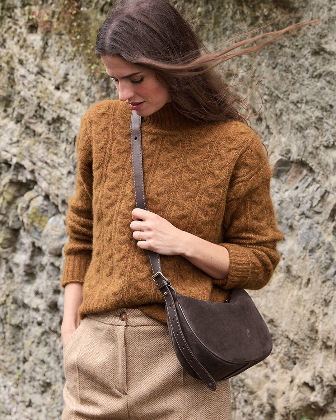 Le sac Harper Renouard en cuir veau velours espresso et cuir lisse ébène, vu porté par notre mannequin.