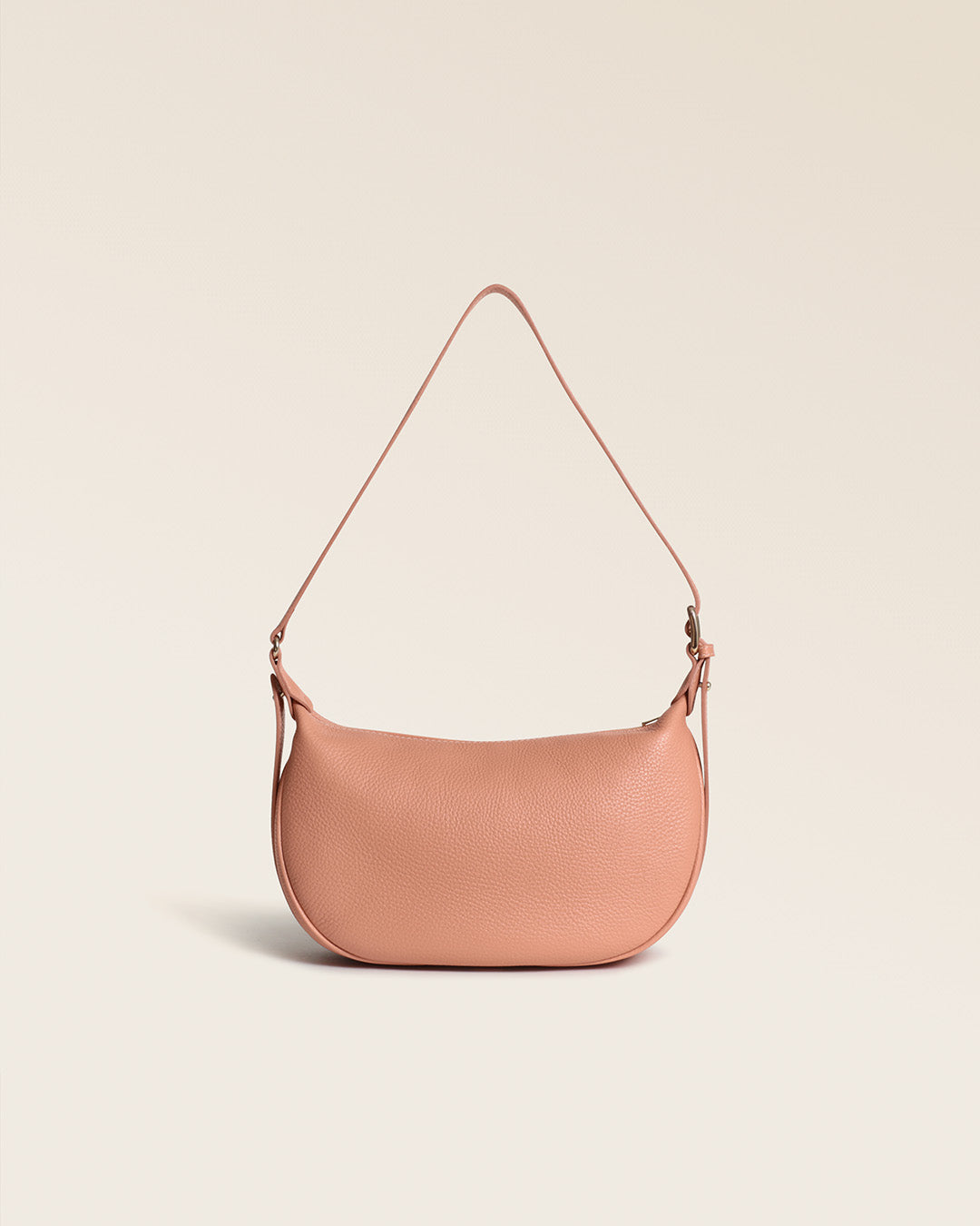 Notre sac Harper Renouard en cuir façon vigogne pêche, vu de dos en studio.