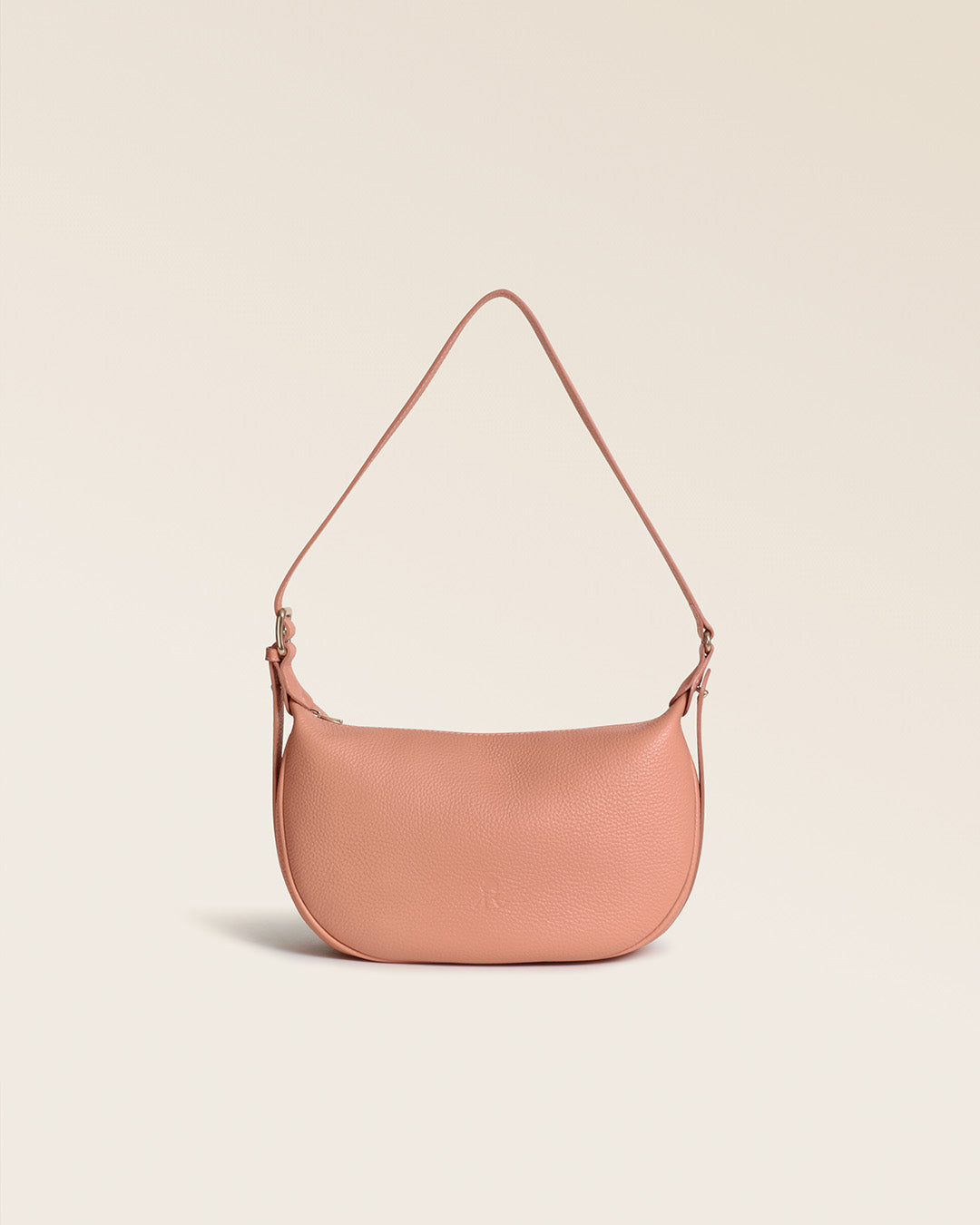 Notre sac Harper Renouard en cuir façon vigogne pêche, vu de face en studio.