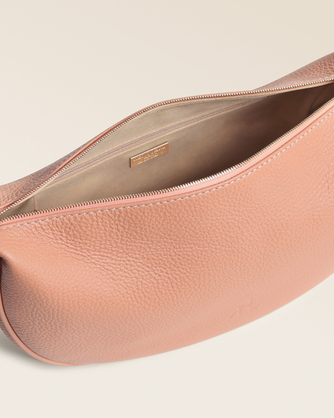 Notre sac Harper Renouard en cuir façon vigogne pêche, vu du dessus en studio.