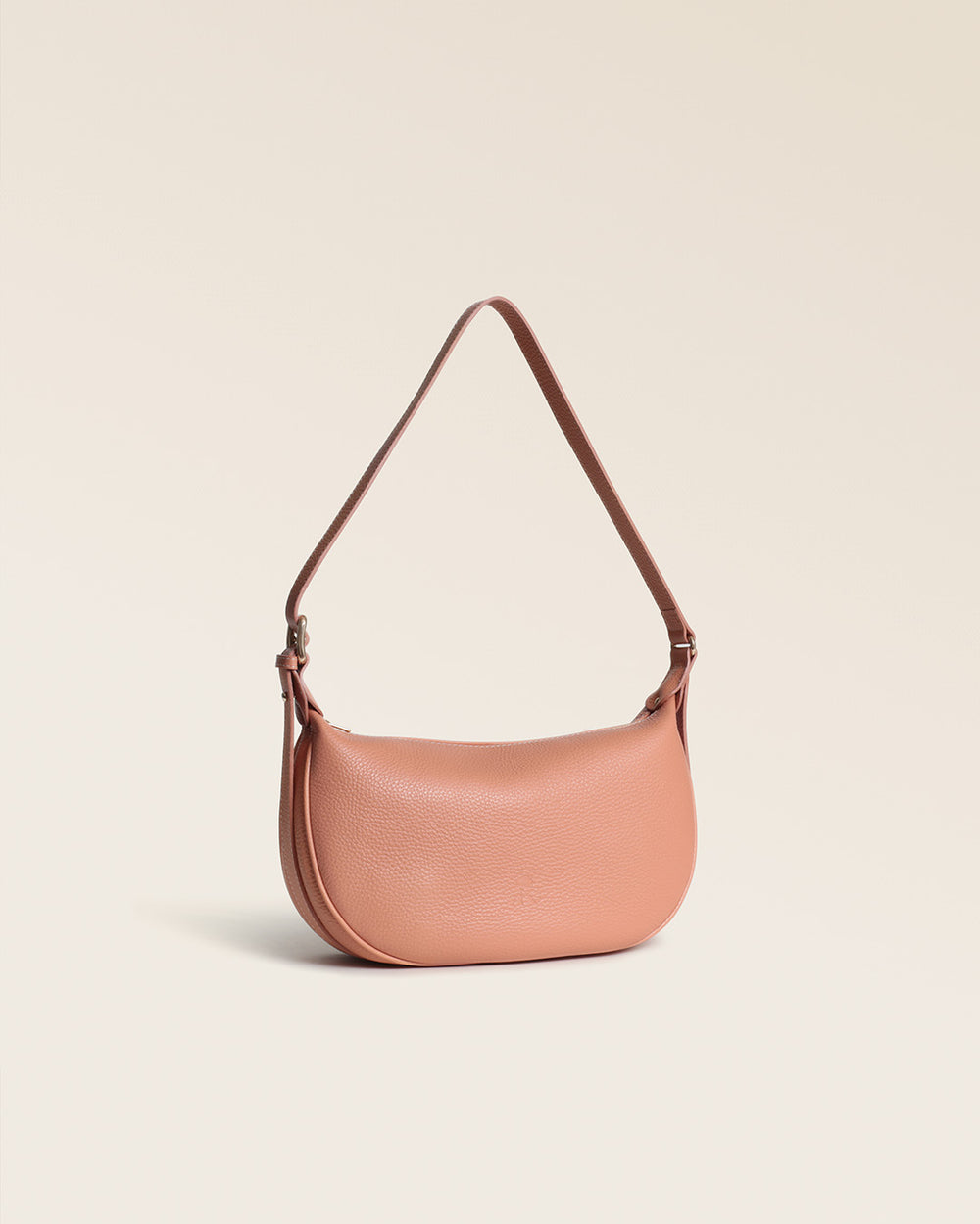 Notre sac Harper Renouard en cuir façon vigogne pêche, vu de quart en studio.