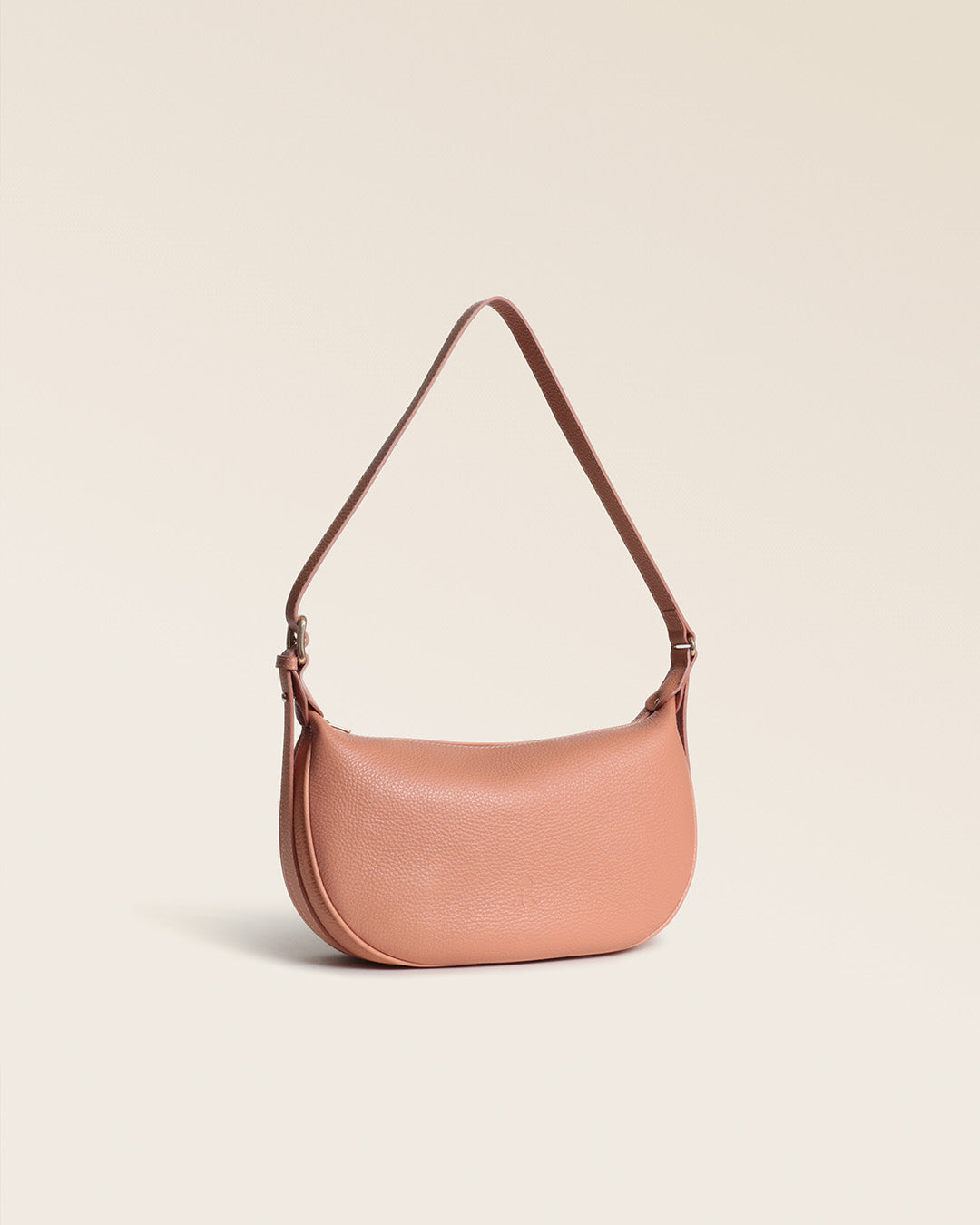 Notre sac Harper Renouard en cuir façon vigogne pêche, vu de quart en studio.