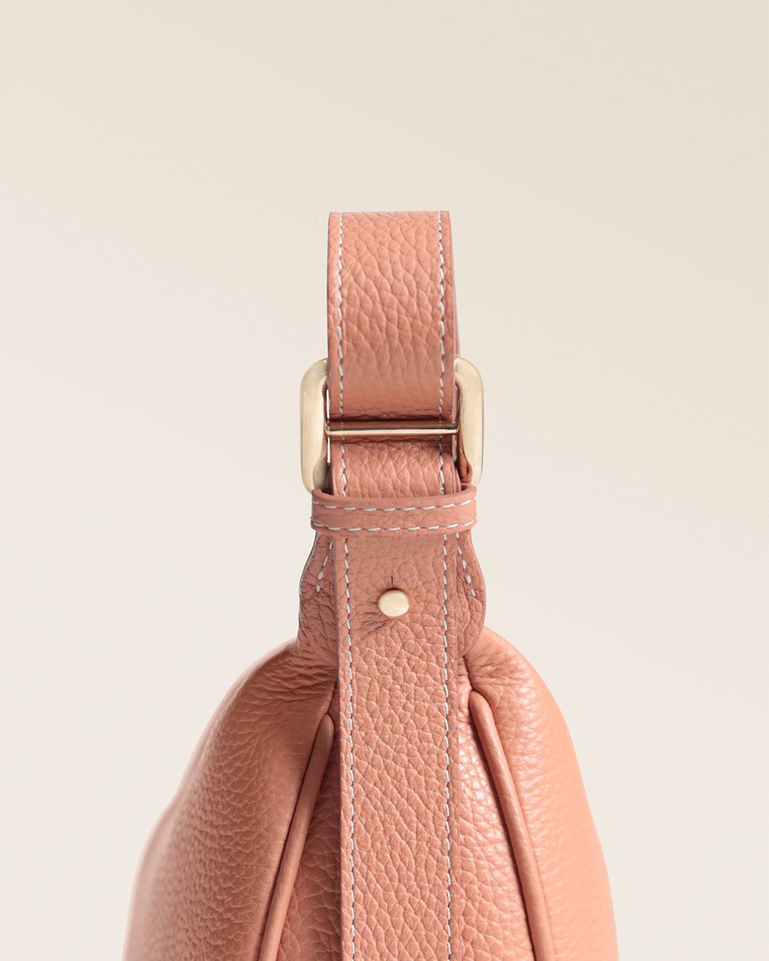 Notre sac Harper Renouard en cuir façon vigogne pêche, vu de près en studio.