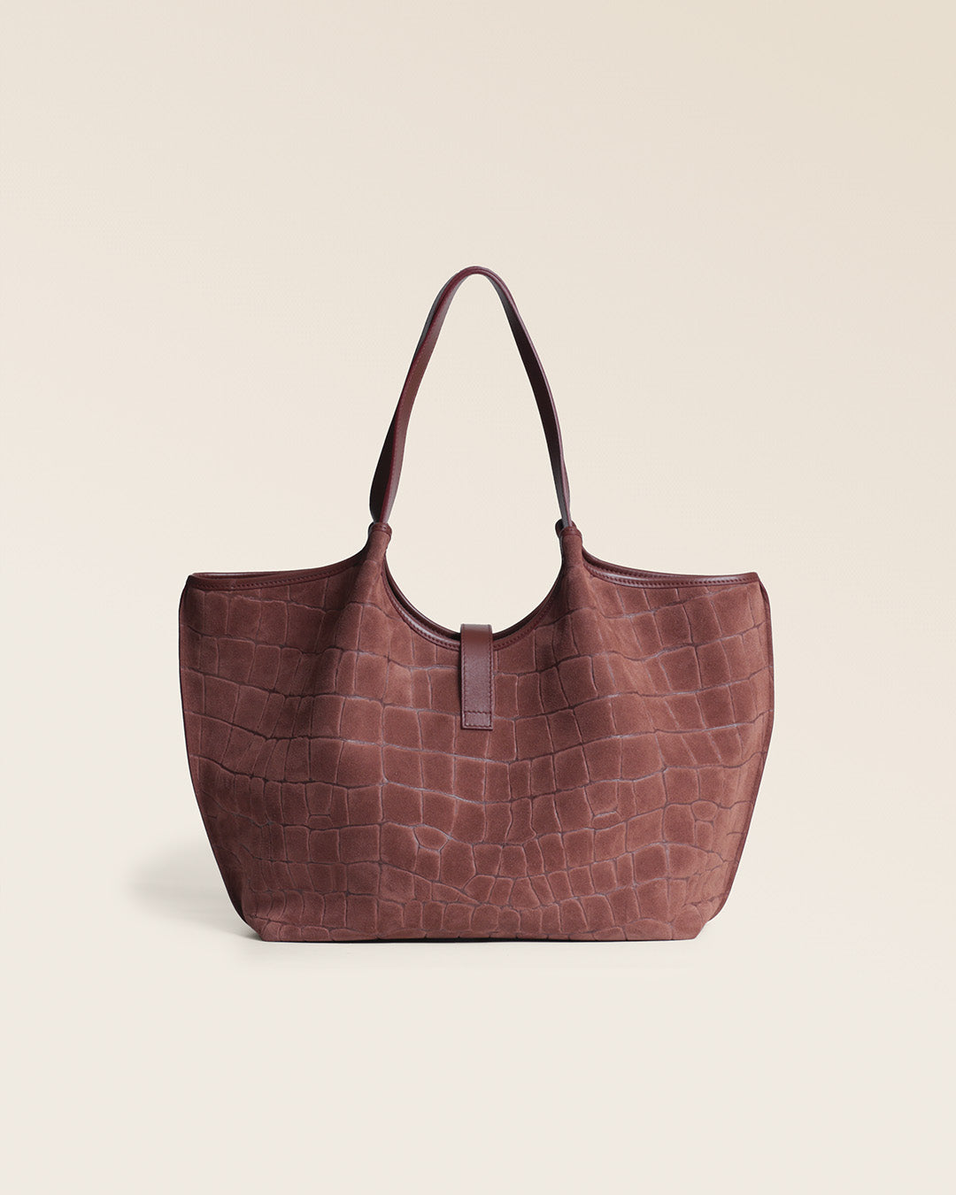 Le sac Hunter Renouard en cuir veau velours façon acajou, vu de dos en studio.