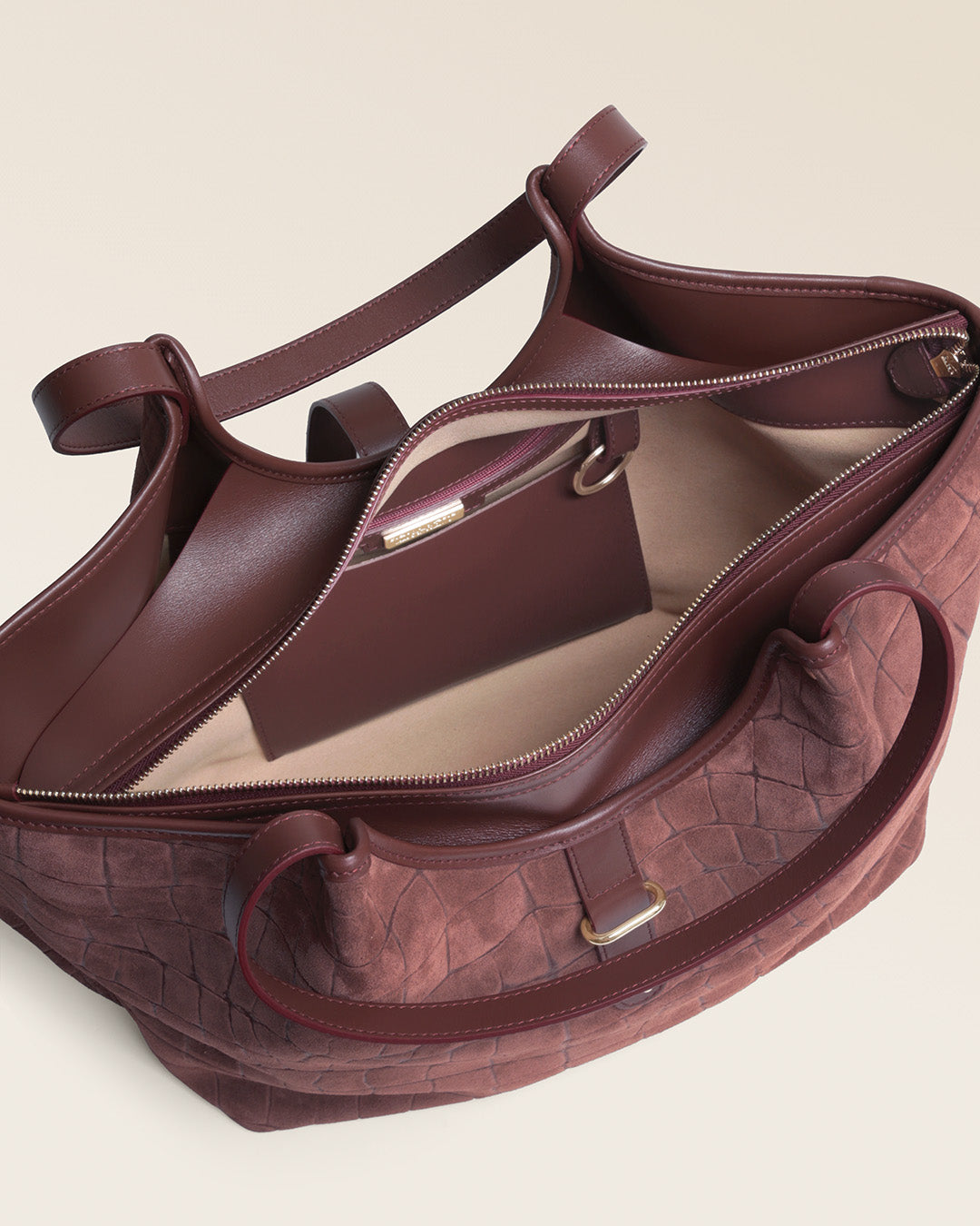 Le sac Hunter Renouard en cuir veau velours façon acajou, vu ouvert en studio.