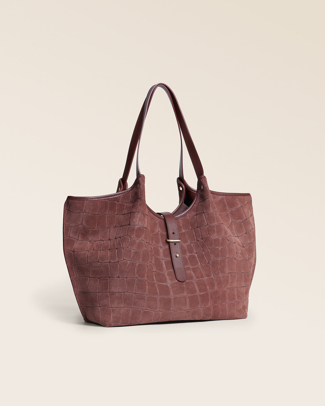 Le sac Hunter Renouard en cuir veau velours façon acajou, vu de quart en studio.