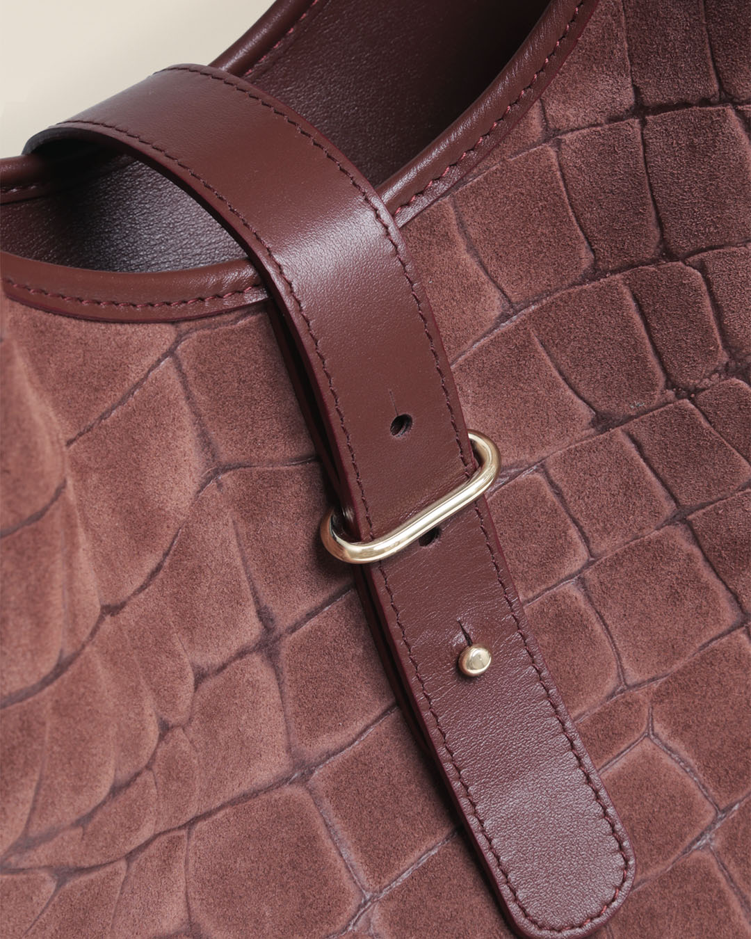 Le sac Hunter Renouard en cuir veau velours façon acajou, vu de près en studio.
