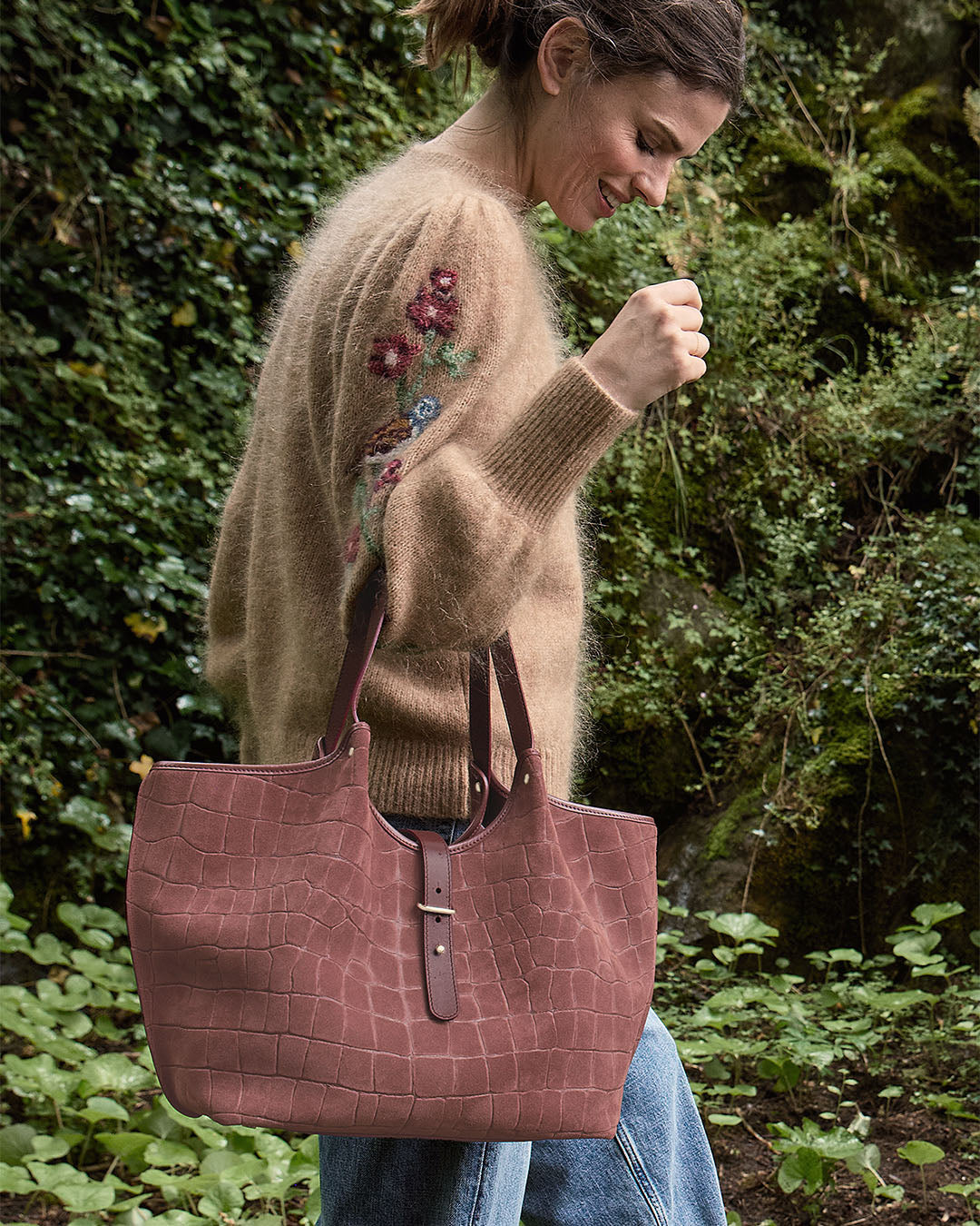Le sac Hunter Renouard en cuir veau velours façon acajou, vu porté par notre mannequin.