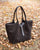 Le sac Hunter Renouard en cuir veau velours espresso et cuir lisse ébène, vu de quart en ambiance.