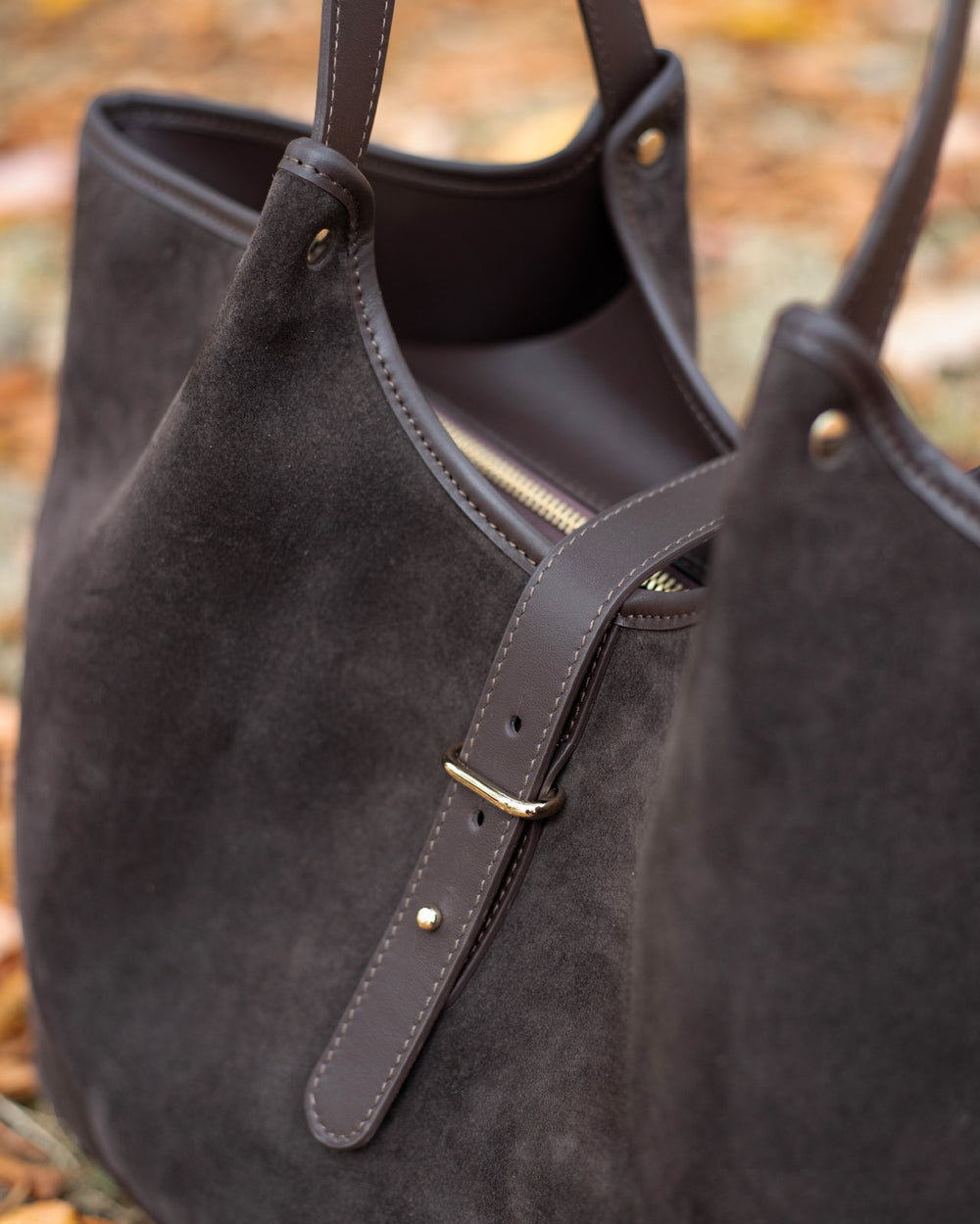 Le sac Hunter Renouard en cuir veau velours espresso et cuir lisse ébène, vu en détails en ambiance.