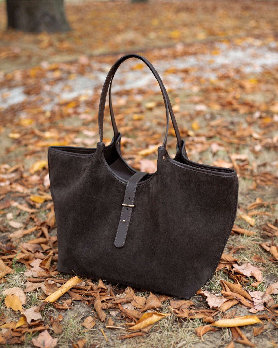 Le sac Hunter Renouard en cuir veau velours espresso et cuir lisse ébène, vu de quart en ambiance.