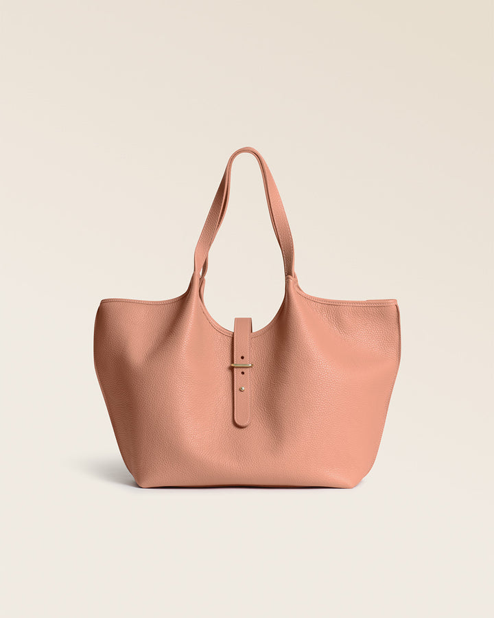 Notre sac Hunter Renouard en cuir façon vigogne pêche, vu de face en studio.