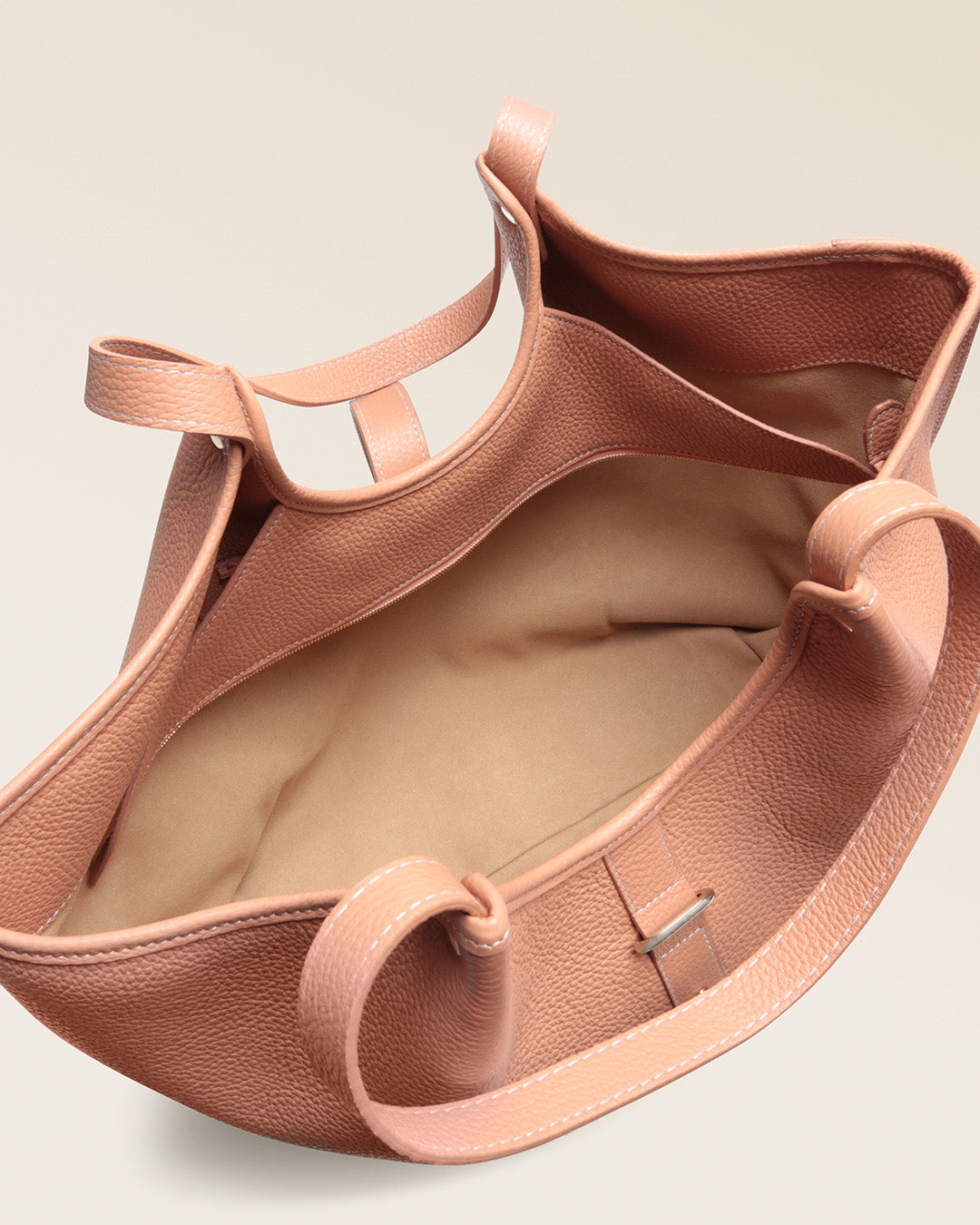 Notre sac Hunter Renouard en cuir façon vigogne pêche, vu du dessus en studio.