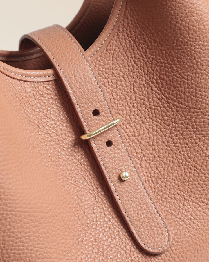 Notre sac Hunter Renouard en cuir façon vigogne pêche, vu de près en studio.