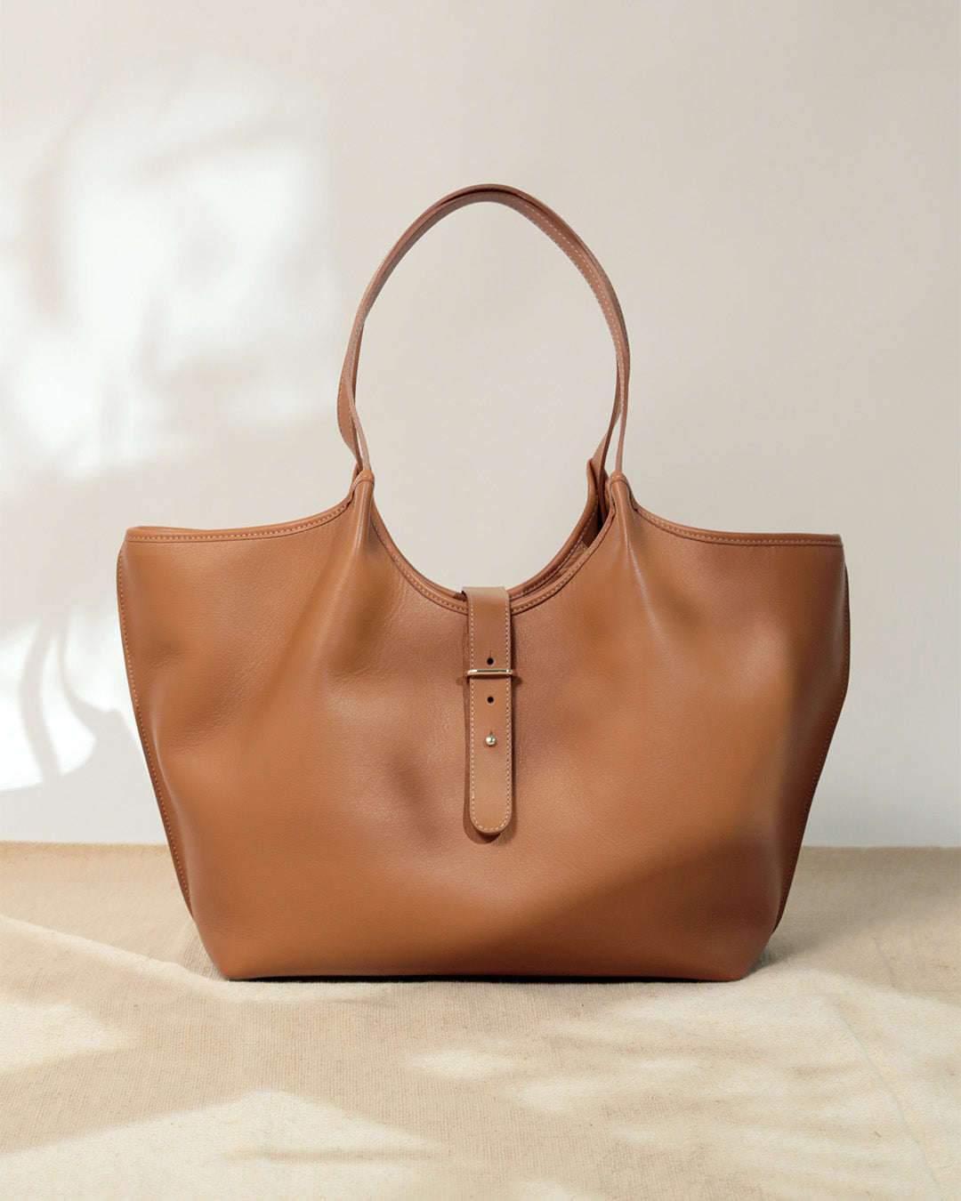 Notre sac Hunter Renouard en cuir vintage camel, vu de face en ambiance. 
