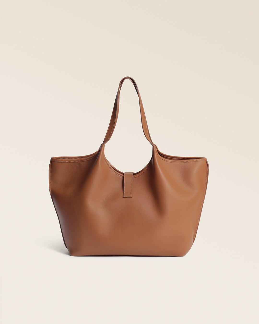 Notre sac Hunter Renouard en cuir vintage camel, vu de dos en studio. 