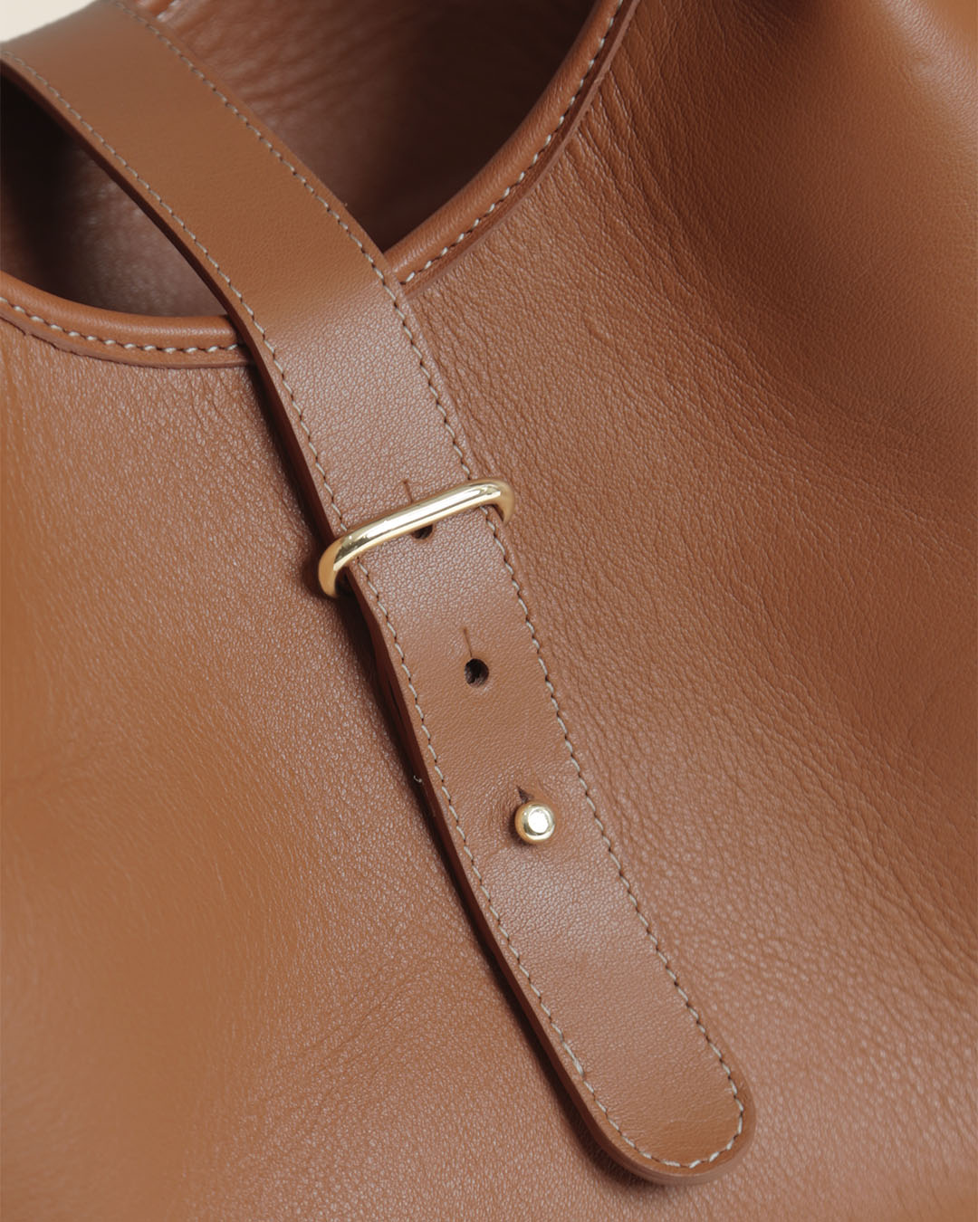 Notre sac Hunter Renouard en cuir vintage camel, vu de près en studio. 