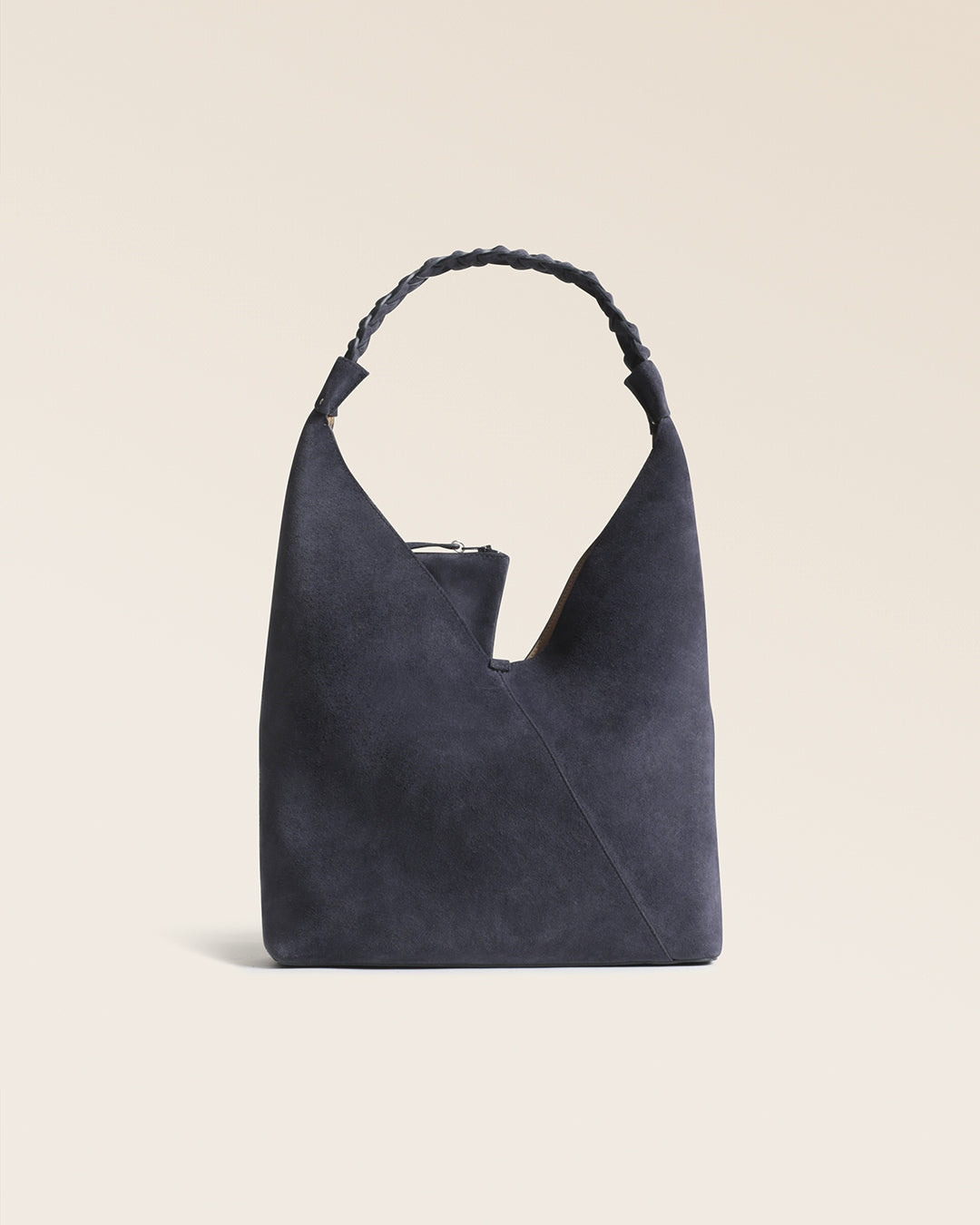 Notre sac Jade Renouard en cuir veau velours encre, vu de face en studio.