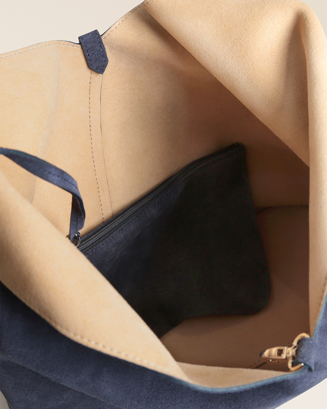 Notre sac Jade Renouard en cuir veau velours encre, vu de l'intérieur en studio.