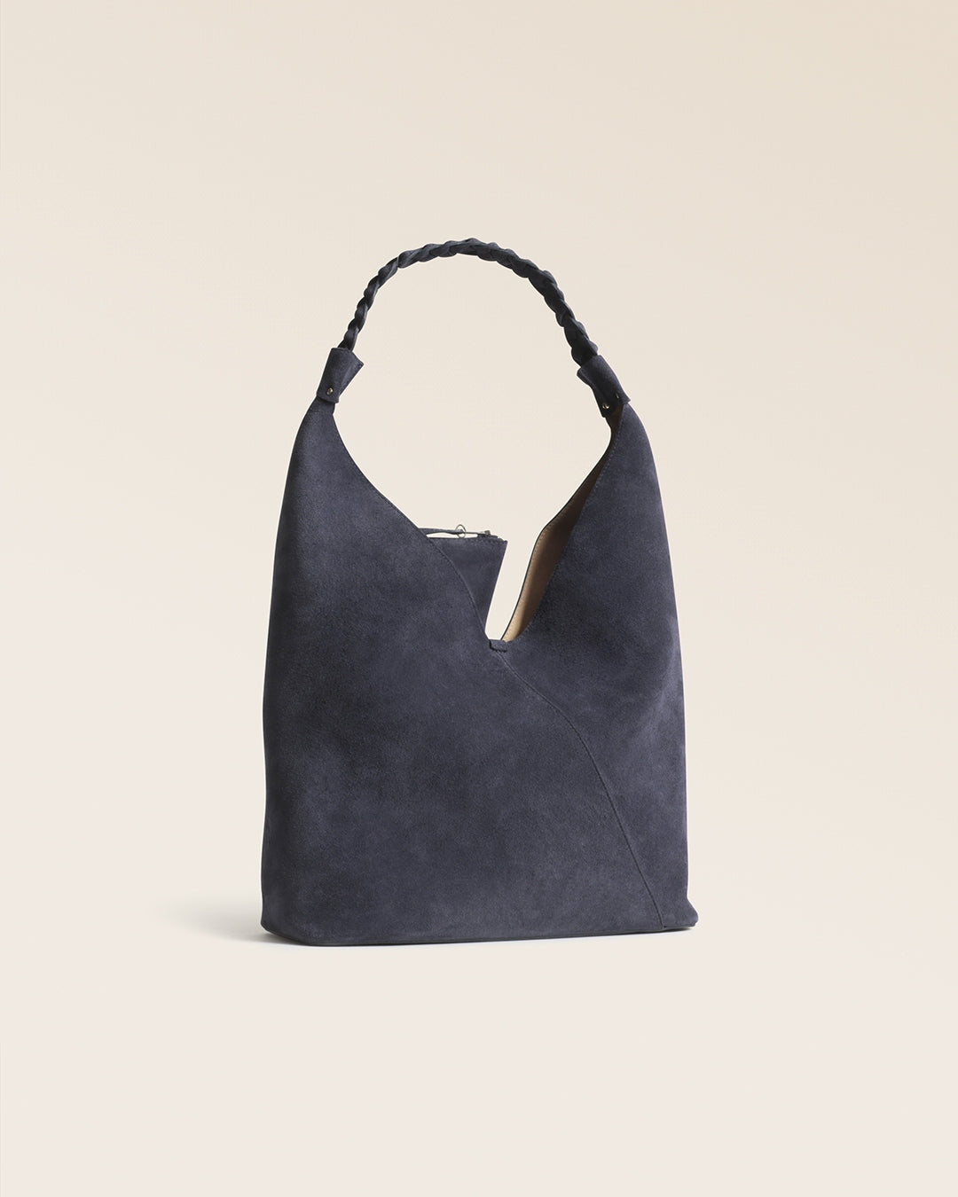 Notre sac Jade Renouard en cuir veau velours encre, vu de quart en studio.