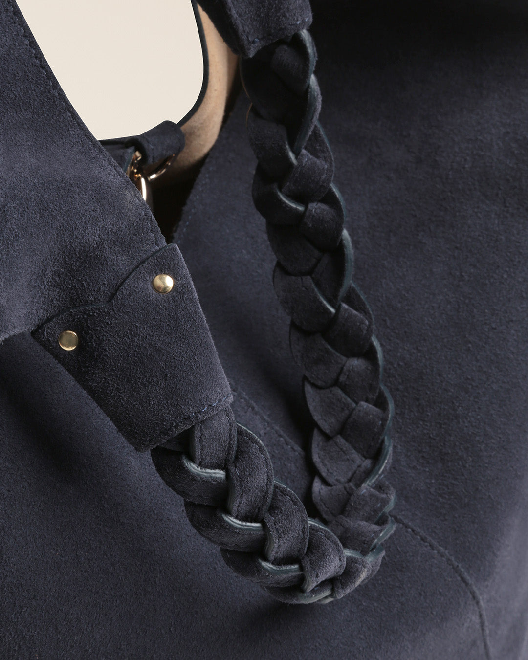 Notre sac Jade Renouard en cuir veau velours encre, vu de près en studio.