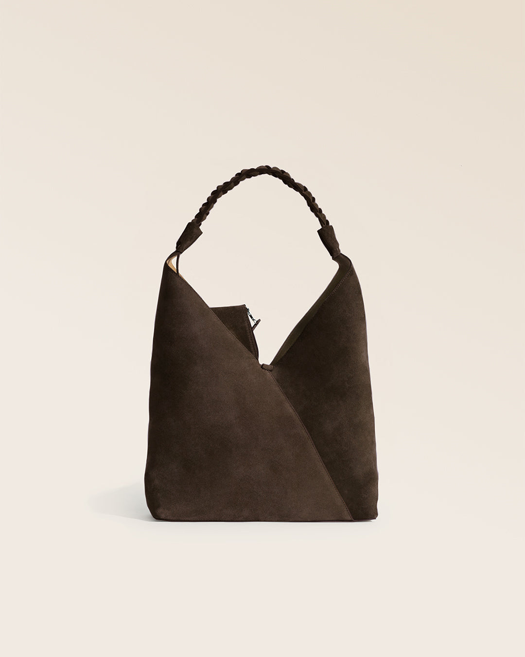 Notre sac Jade Renouard en cuir veau velours espresso, vu de face en studio.
